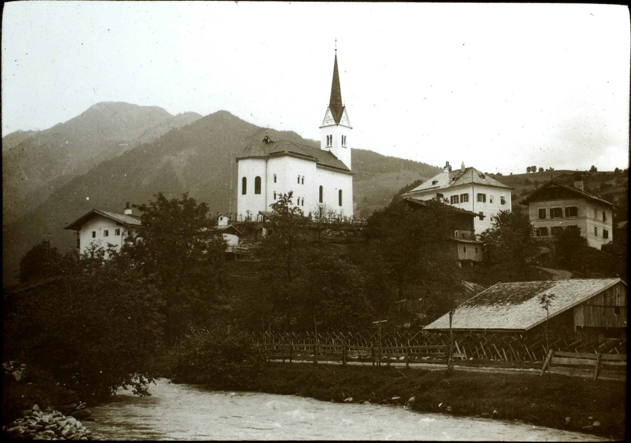 Photo showing: Juli 1903 - Kath. Pfarrkirche hl. Margarethe. Photo A.E.Hasse, Baildon, Yorks. 6x6 glass platte diapositiv