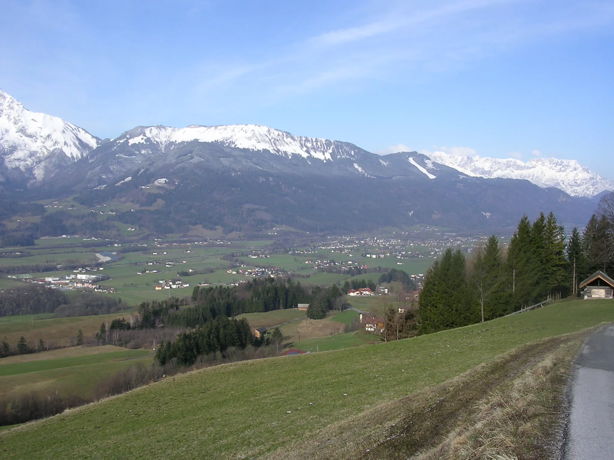 Photo showing: Salzachtal, Kuchl von Voregg, im Hintergrund der Untersberg