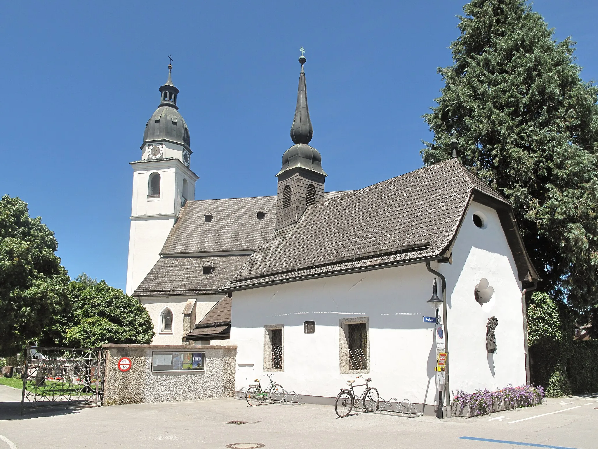 Photo showing: Kuchl, parish church, in front the mortuary.