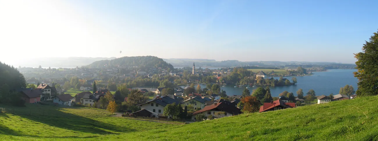 Photo showing: Ort und See Mattsee Richtung Westen, hinterbei Obertrumer See und Haunsberg