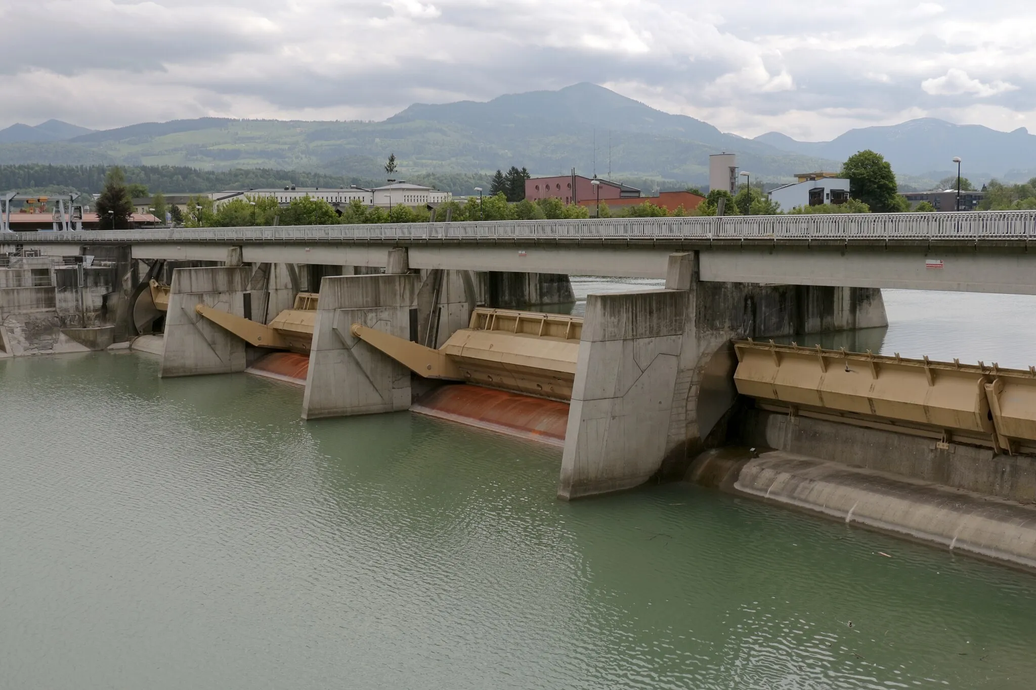 Photo showing: Das Kraftwerk Sohlstufe Hallein an der Salzach, Land Salzburg.