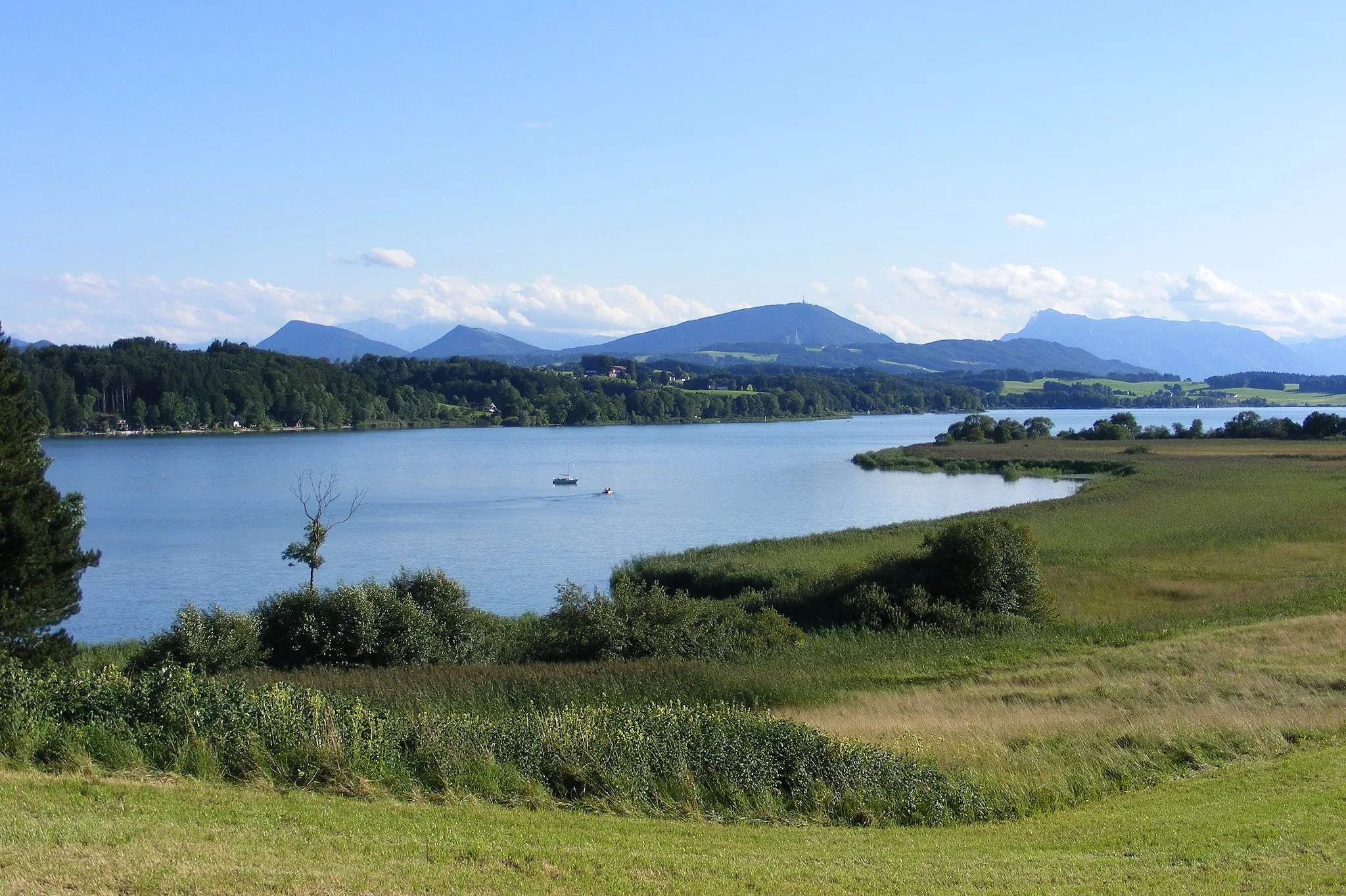 Photo showing: Lake Wallersee in the north of the Austrian state of Salzburg; view to the southwest.