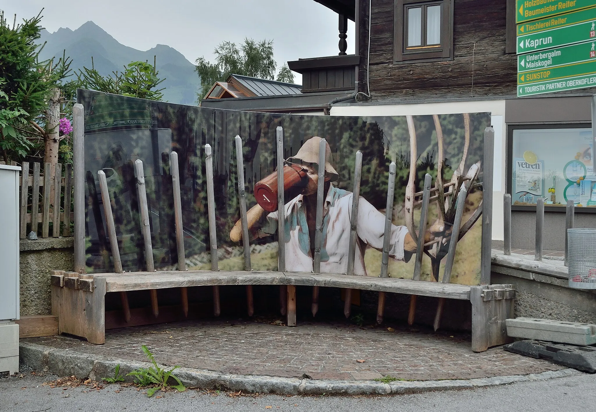 Photo showing: Eine Bank im Zentrum von Piesendorf, Salzburg.