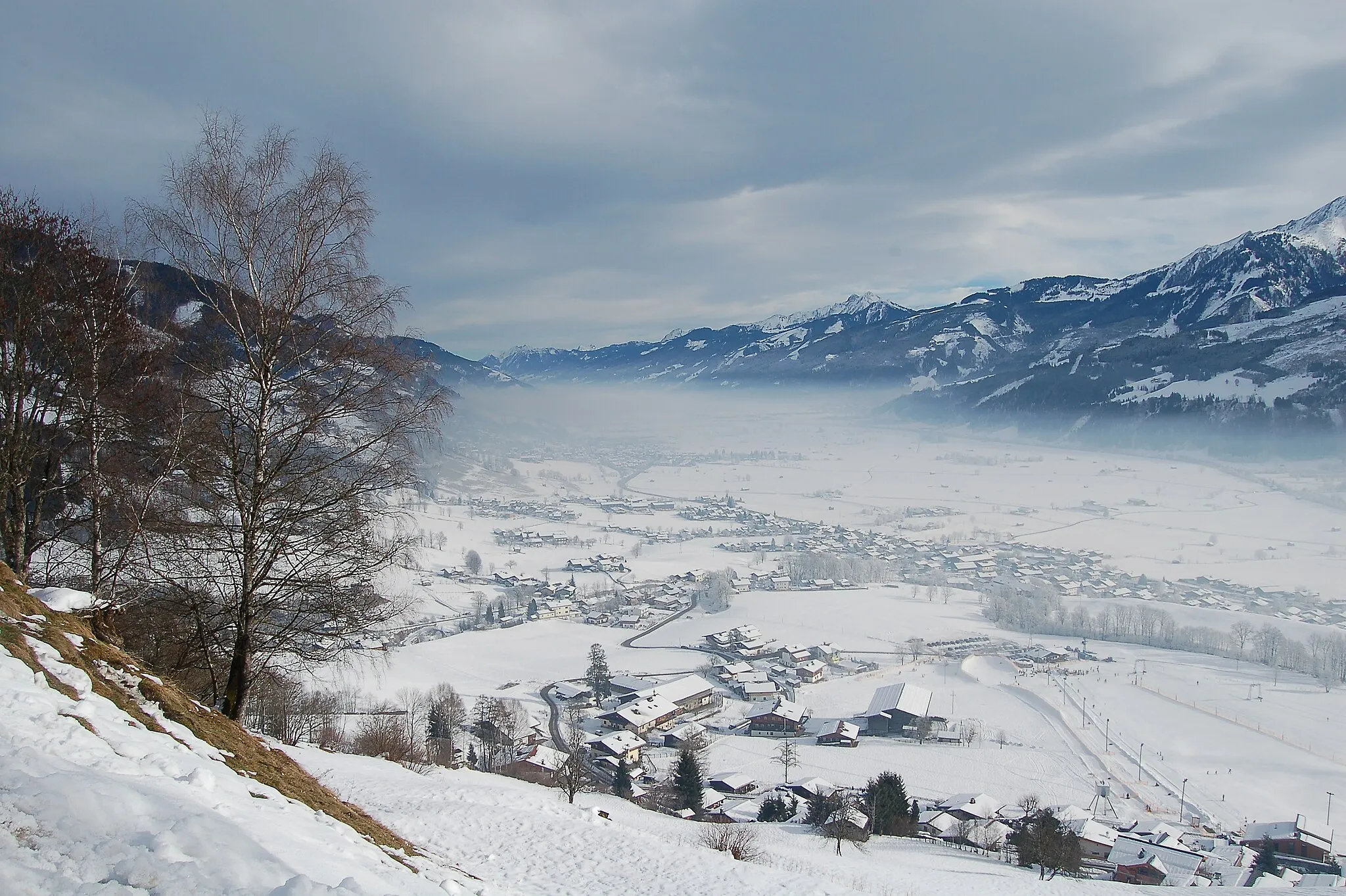 Photo showing: Adventure mountain Nagelköpfel, Piesendorf, Salzburg (state), Austria. Possibilities for skygliding, tobogganing, snow tubing and skiing. In the middle of the picture is the Salzachtal, on the right side the mountains of the Hohe Tauern.