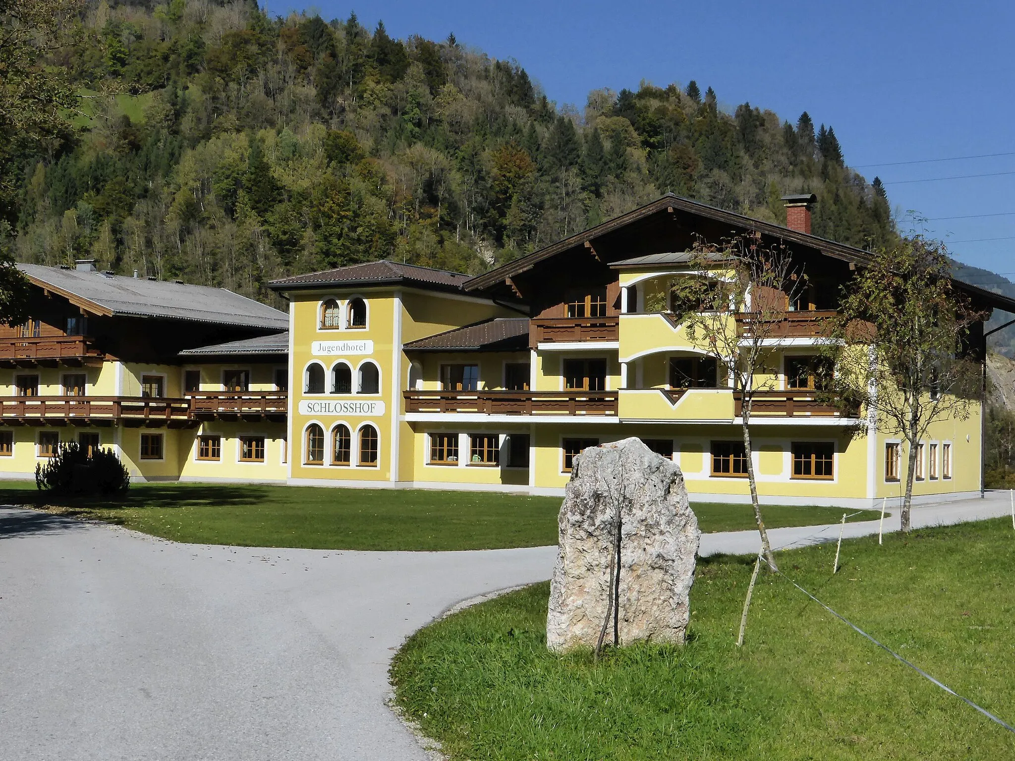 Photo showing: Jugendhotel Schlosshof nahe Burgstall Plankenau, St. Johann im Pongau.