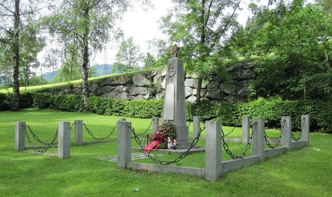 Photo showing: Russisches Ehrenmal auf dem Friedhof des Kriegsgefangenenlagers STALAG XVIII C am Fischbachgrund unweit der Salzach. Neben russischen Soldaten liege auch Franzosen und Angehörige anderer Nationen.