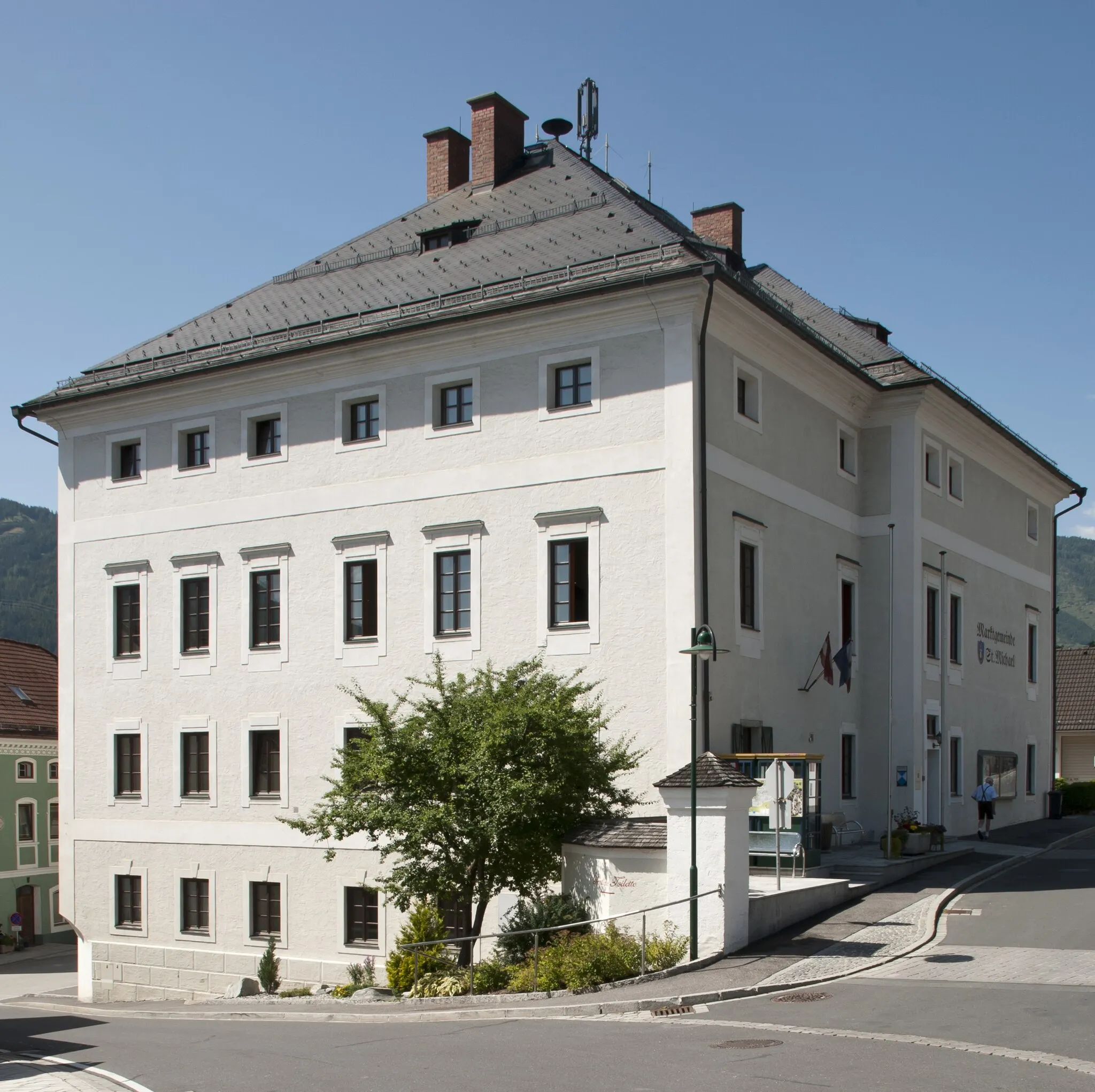 Photo showing: Gemeindeamt, ehem. Bezirksgericht
Gerichtsstraße 1 / Marktplatz 1, 5582 St. Michael im Lungau