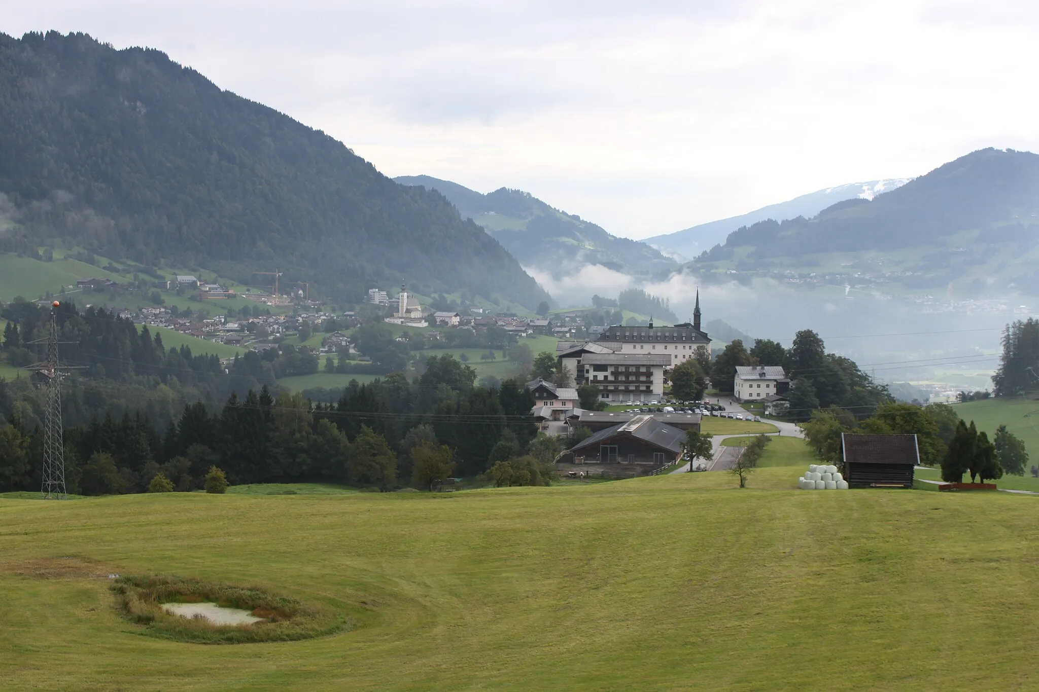 Photo showing: Schloss Schernberg mit Blick auf Sankt Veit im Pongau