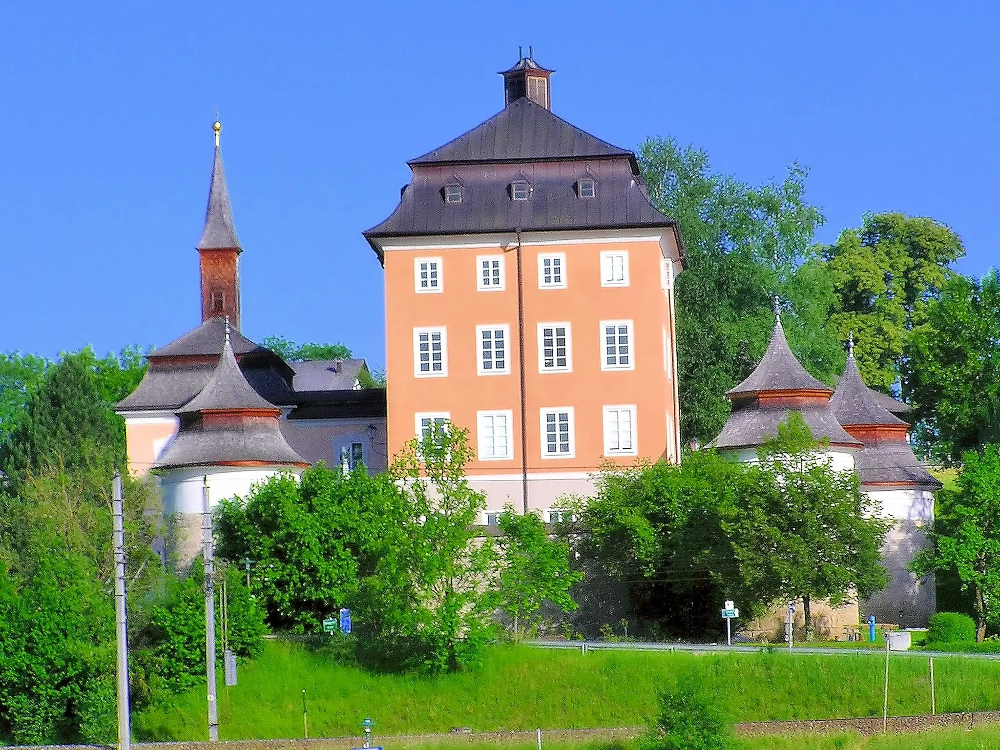 Photo showing: Schloss Seeburg in Seekirchen am Wallersee, Bundesland Salzburg in Österreich von Südosten.

This media shows the protected monument with the number 12354 in Austria. (Commons, de, Wikidata)