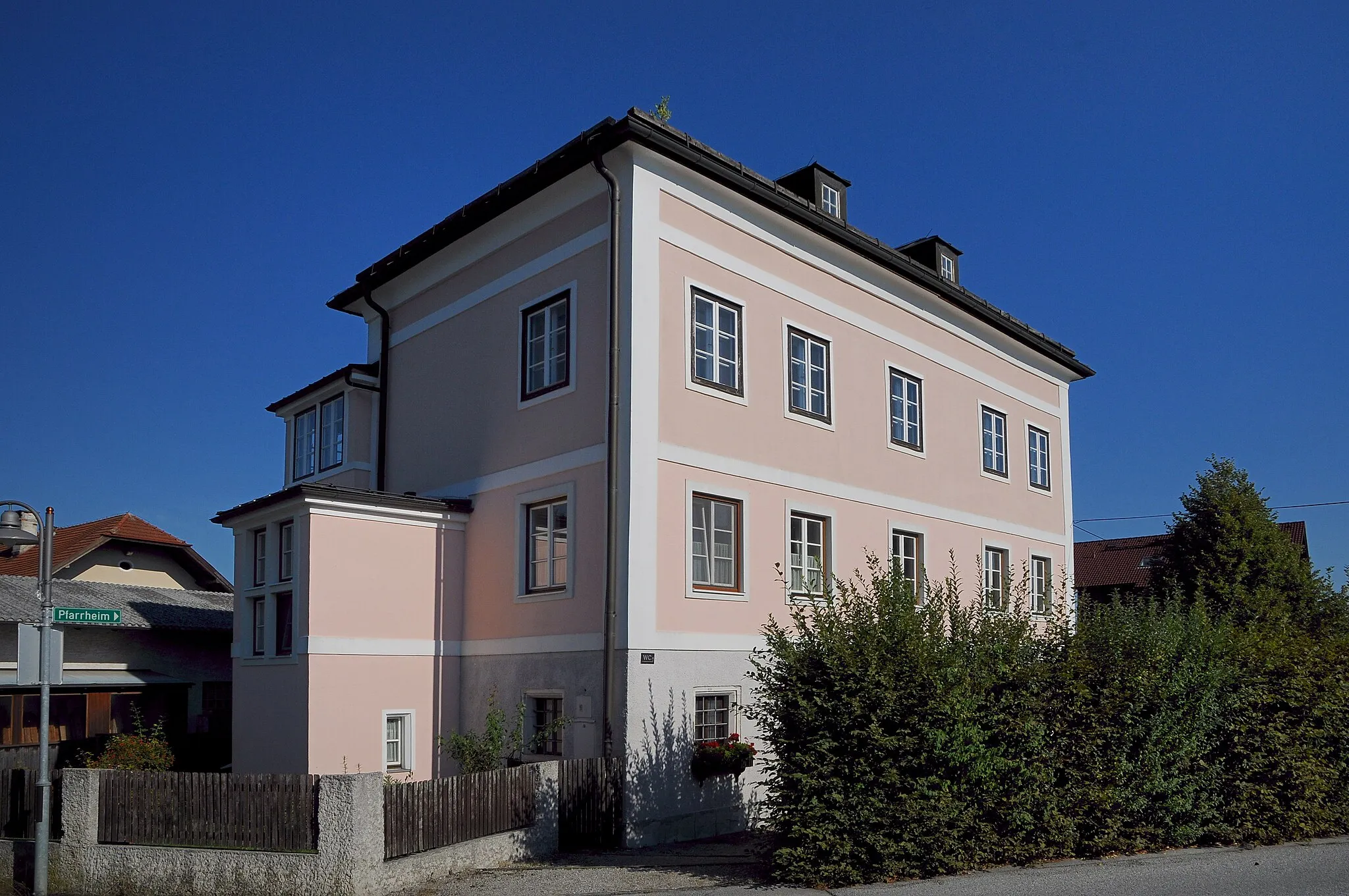 Photo showing: Die Ehemaliges Mesnerhaus, Pfarrhof in Siezenheim.