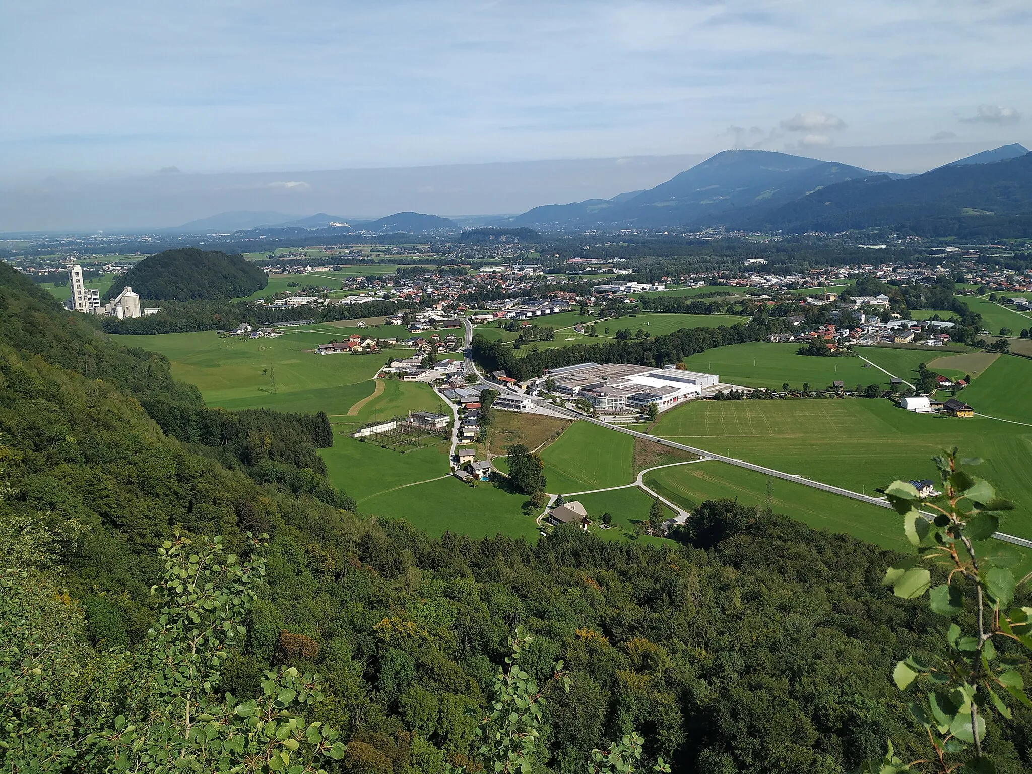 Photo showing: Photo of Hallein with Taxach in the middle and Rif on the right, photographed from Ruine Gutrath