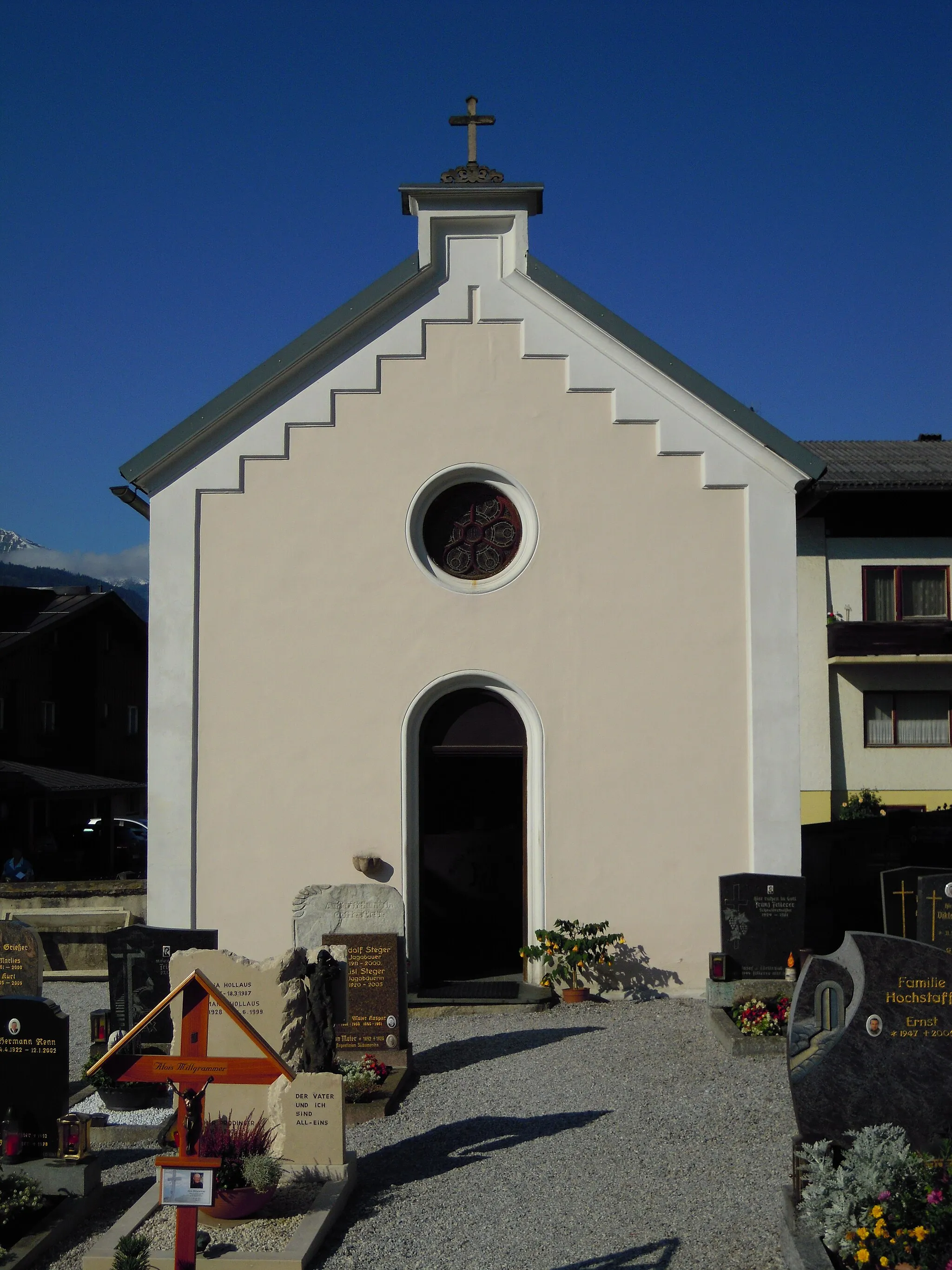 Photo showing: Lourdes-Kapelle, situiert westlich der Pfarrkirche St. Rupert in Uttendorf/Pzg. am Rand des Friedhofs
