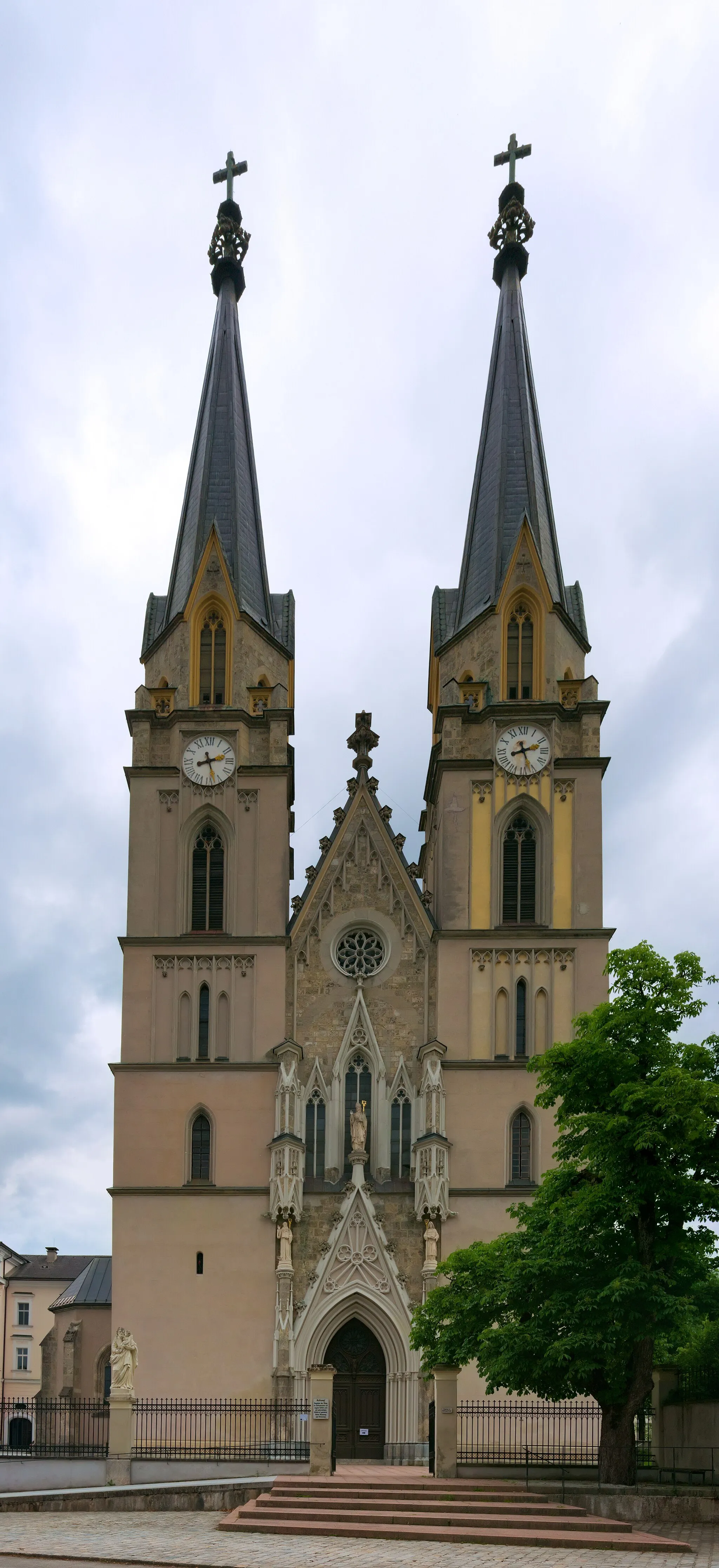 Photo showing: The west facade with the main entrance portal of Stiftskirche Admont.