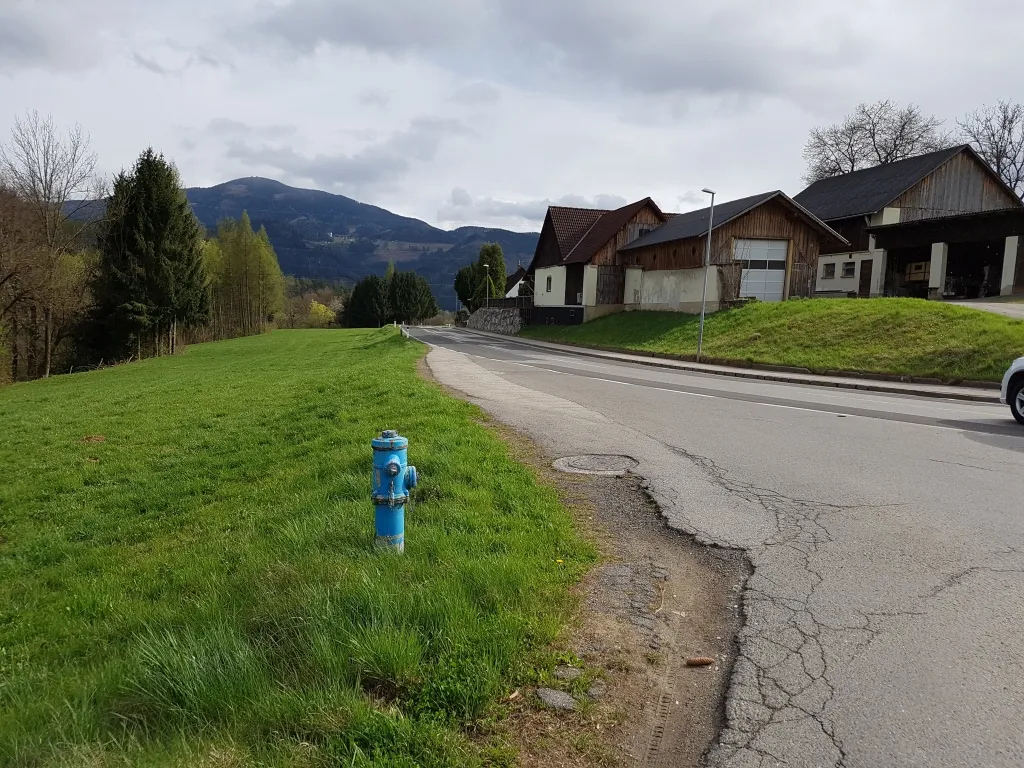 Photo showing: This fire-fighting facility can be inspected and edited within OsmHydrant (show).

English | français | +/−