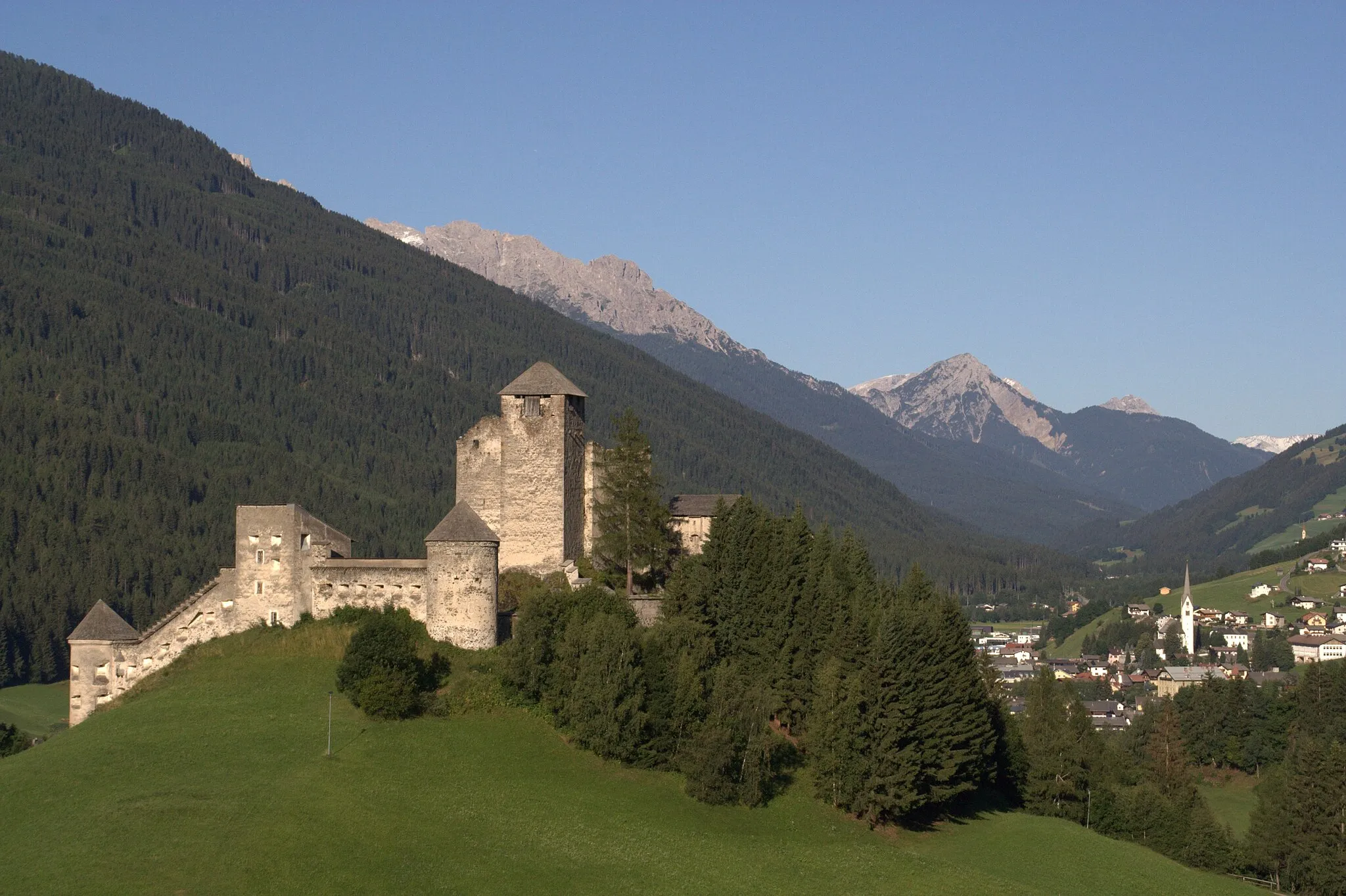 Photo showing: Heinfels Castle