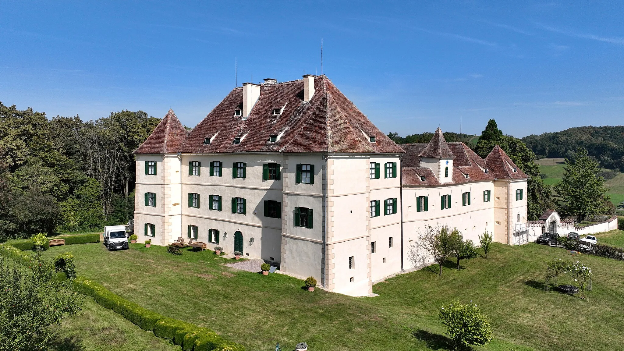 Photo showing: Southwest view of Hohenbrugg Castle in Austria.