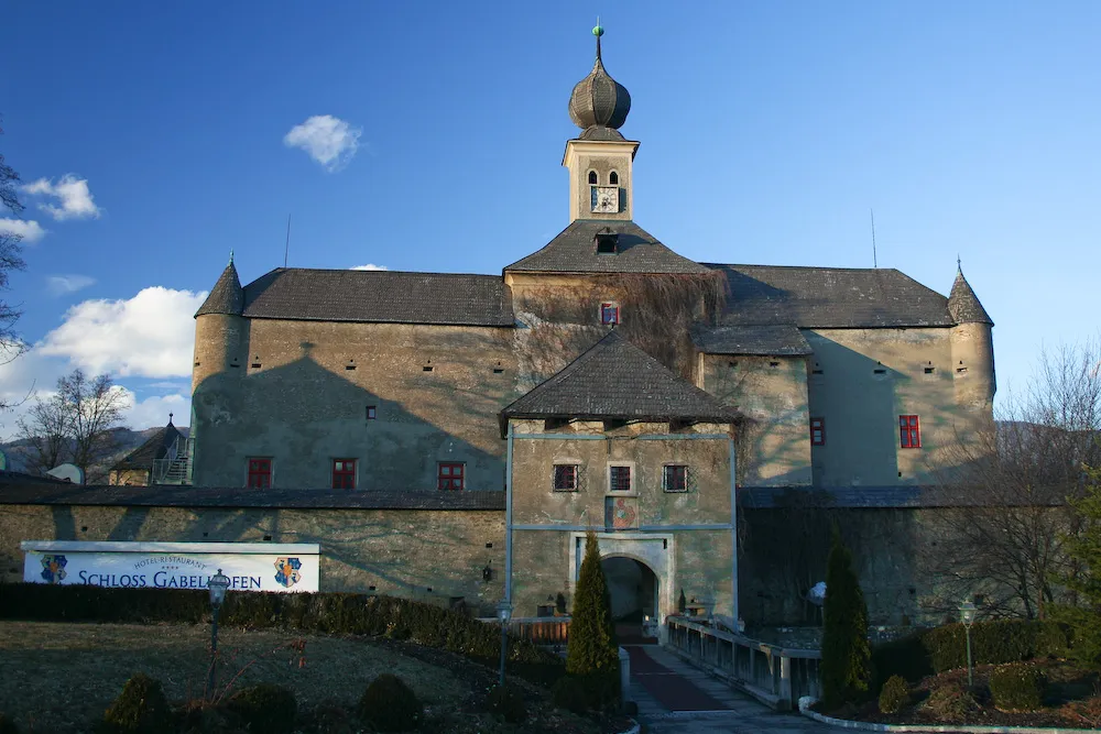 Photo showing: Castle Gabelhofen in the near of the thermal spa Aqualux