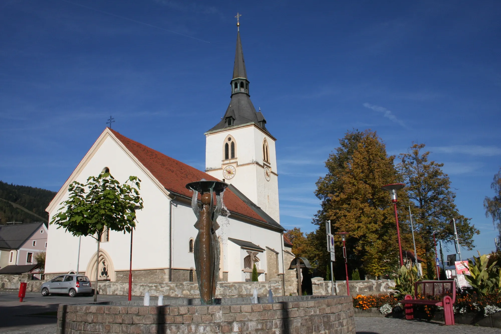 Photo showing: Fohnsdorf, Hauptplatz, Kirche, Brunnen mit mittiger Statue weiblich eine Schale überkopf tragend, Künstler zum Brunnen nicht genannt

This media shows the protected monument with the number 56599 in Austria. (Commons, de, Wikidata)