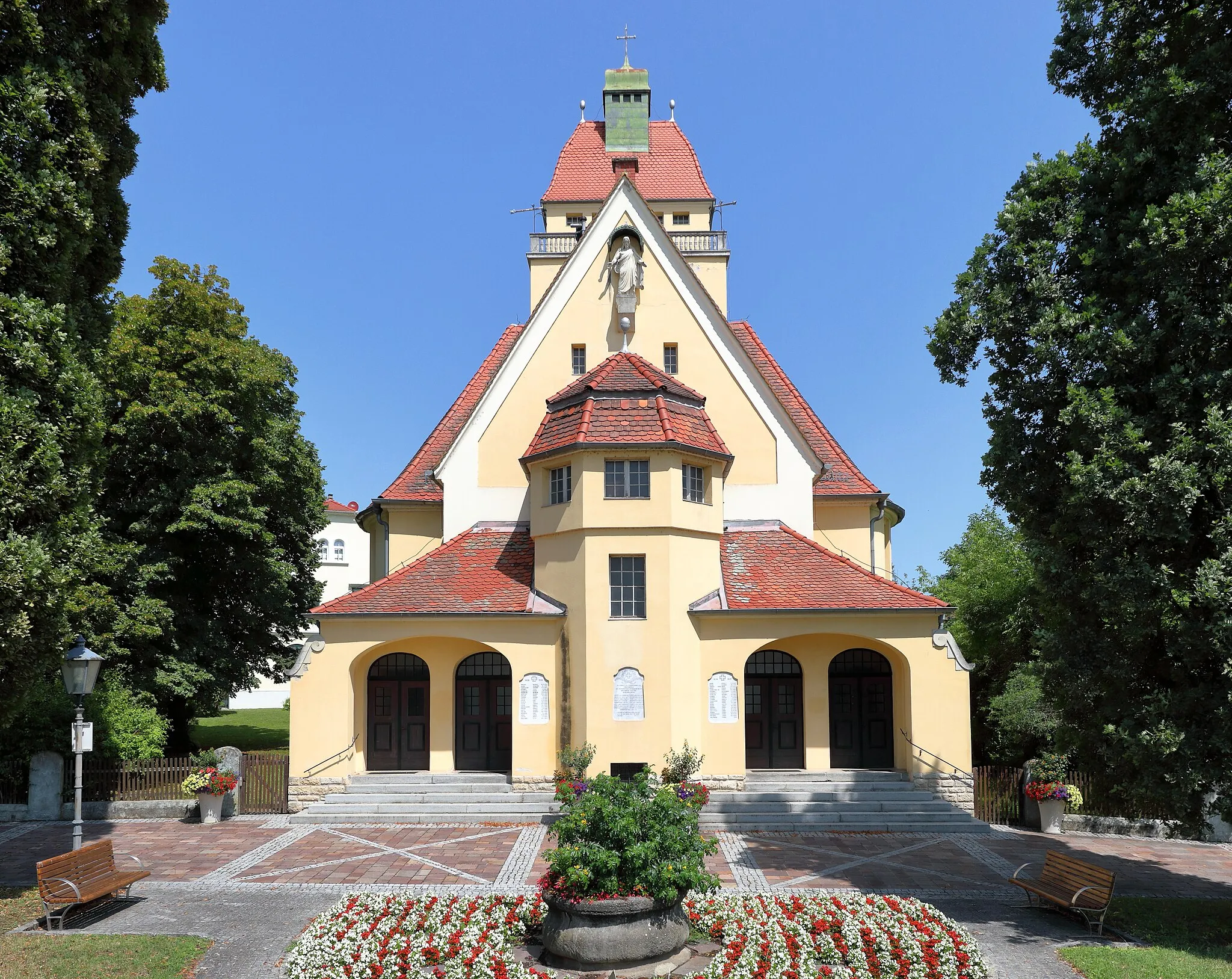 Photo showing: South view of the lutheran church in Fürstenfeld.