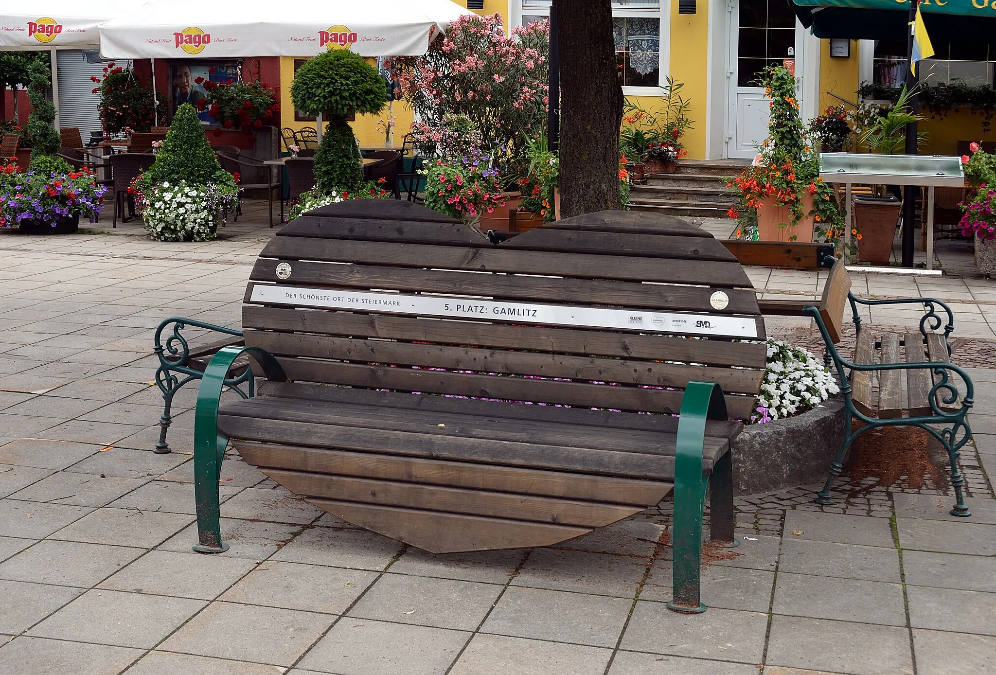 Photo showing: a heart formed bench in Gamlitz, Styria.