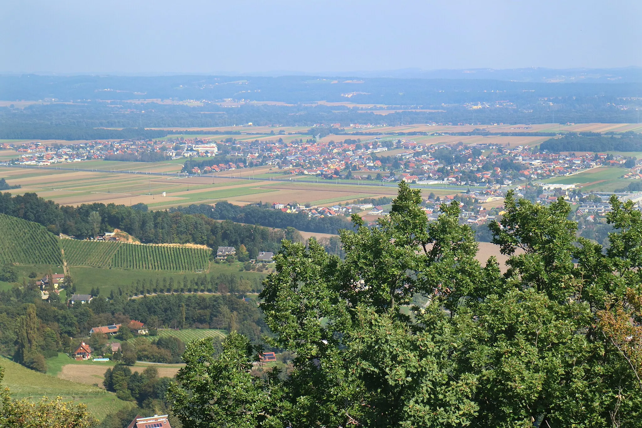Photo showing: Blick von der Kreuzkogelwarte auf Gralla im Leibnitzer Feld, Gemeinde Leibnitz (Südsteiermark)