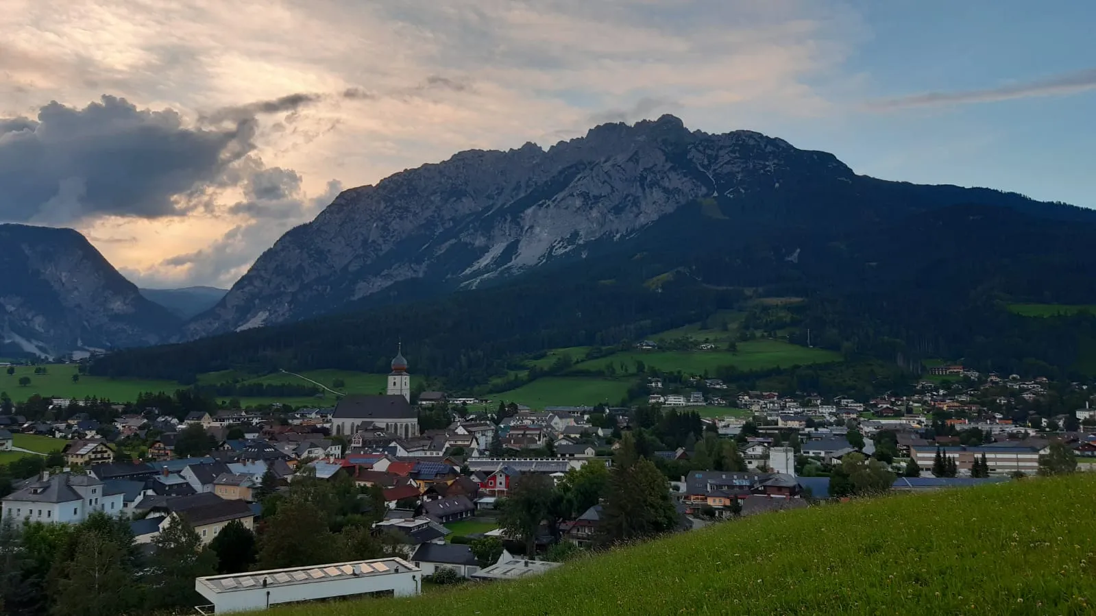 Photo showing: Das Foto zeigt Gröbming und den Kammspitz im Hintergrund.