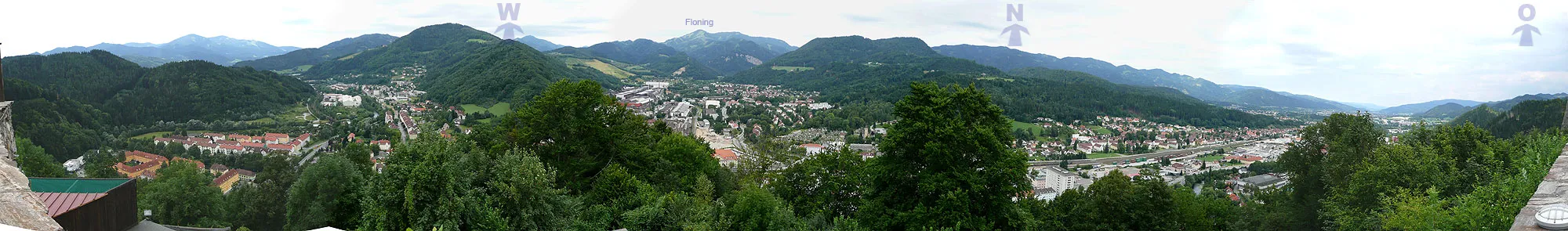 Photo showing: Panoramabild von der Stadt Kapfenberg mit den Himmelsrichtungen