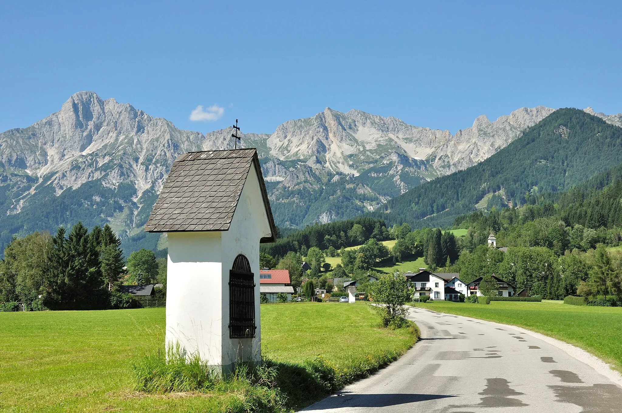 Photo showing: Drei Bildstöcke Passion Christi. Der mittlere von drei Bildstöcken mit Darstellungen der Passion Christi an der Straße von Admont nach Hall bei Admont. Am Ende der Straße kann man noch den dritten Bildstock, der auch zu diesem Denkmal gehört, erkennen.