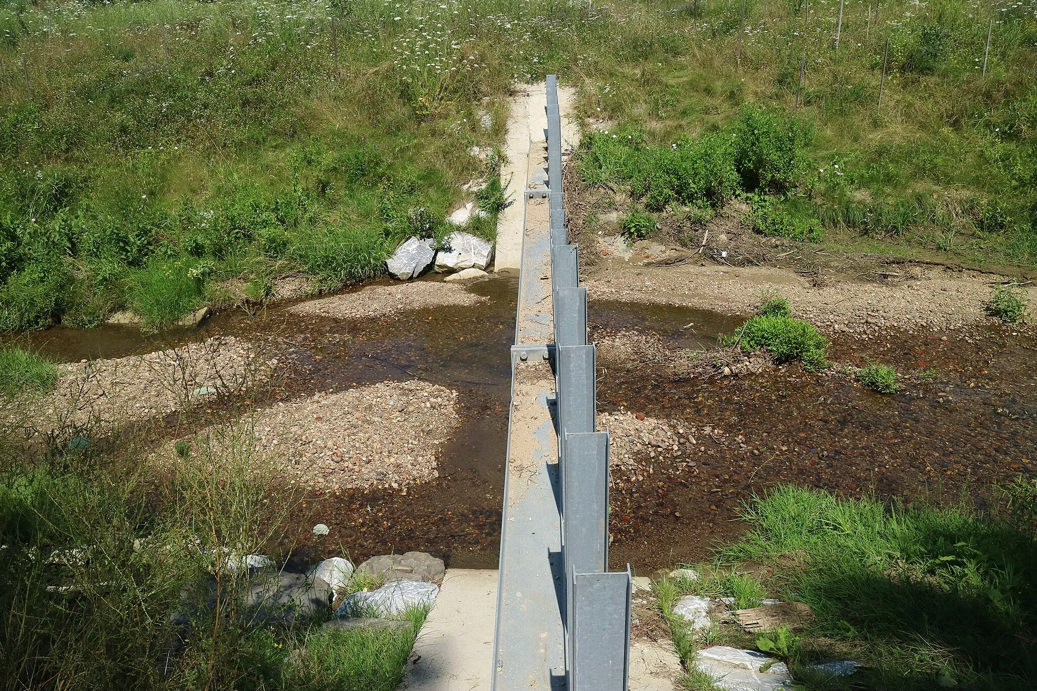 Photo showing: Geschiebesperre am Raababach kurz vor dessen Einmündung in das Rückhaltebecken, Gemeinde Raaba-Grambach (Steiermark)