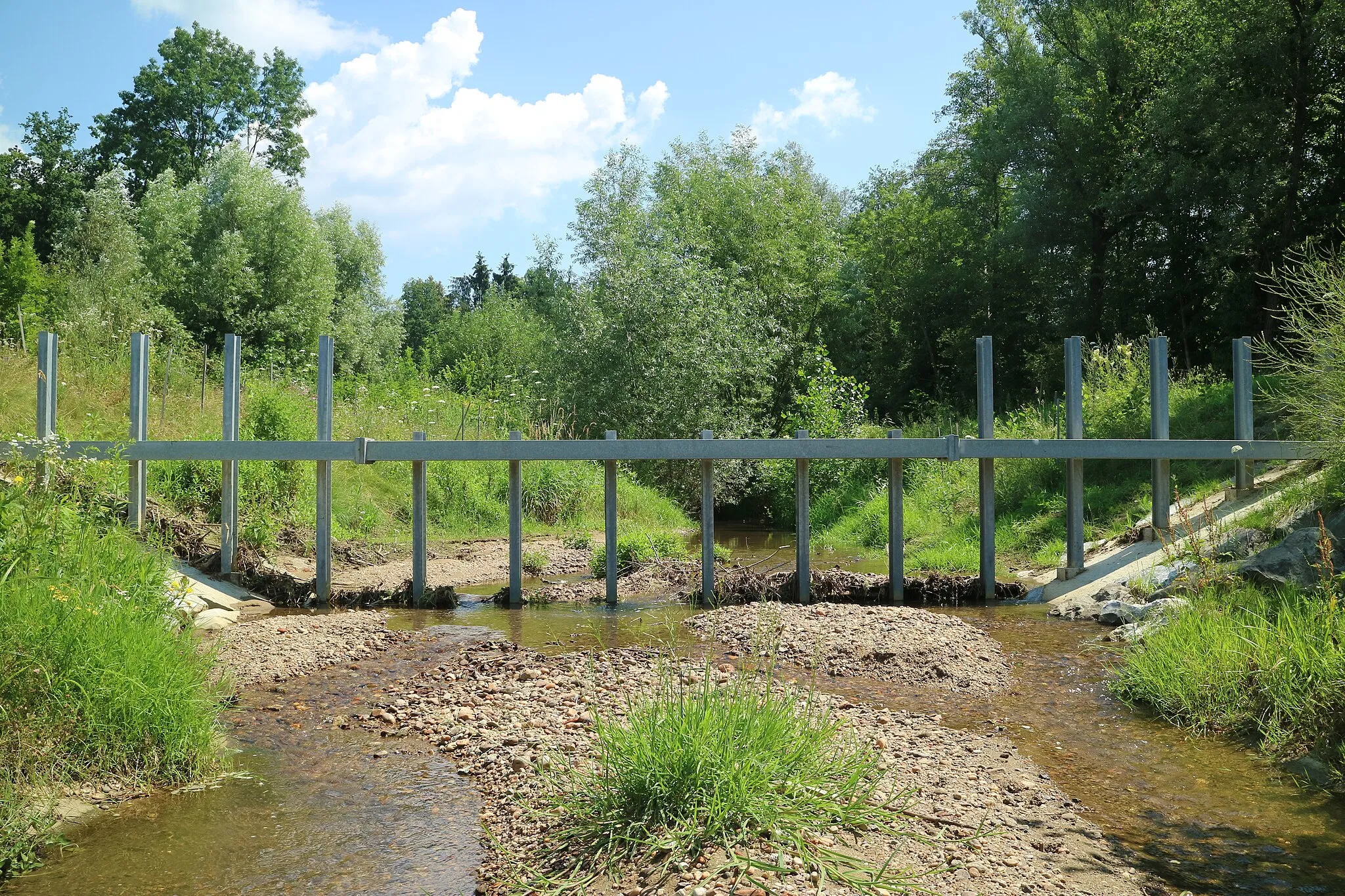 Photo showing: Geschiebesperre am Raababach kurz vor dessen Einmündung in das Rückhaltebecken, Gemeinde Raaba-Grambach (Steiermark)