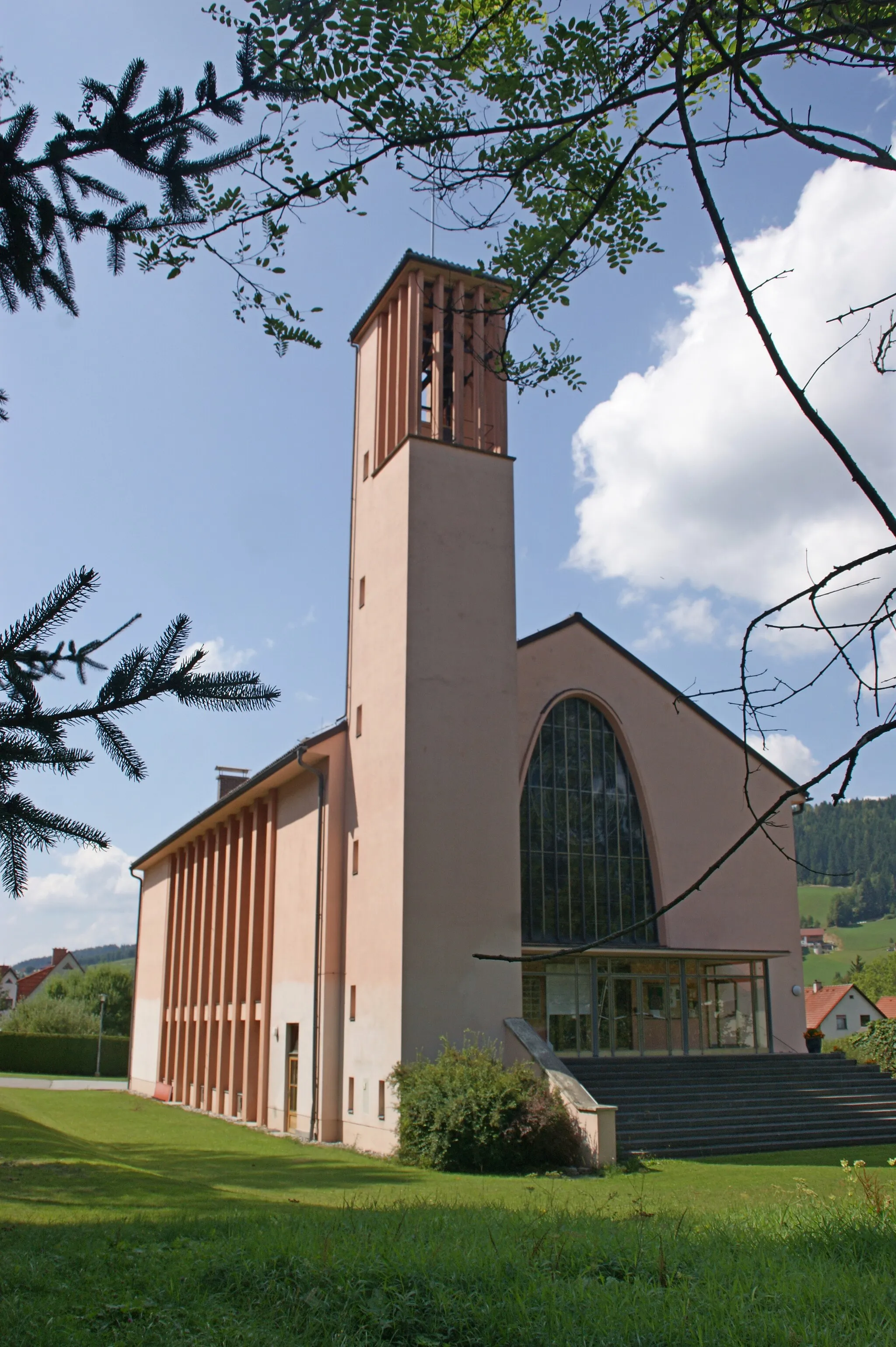 Photo showing: Kath. Pfarrkirche Zum gekreuzigten Erlöser in Hönigsberg
