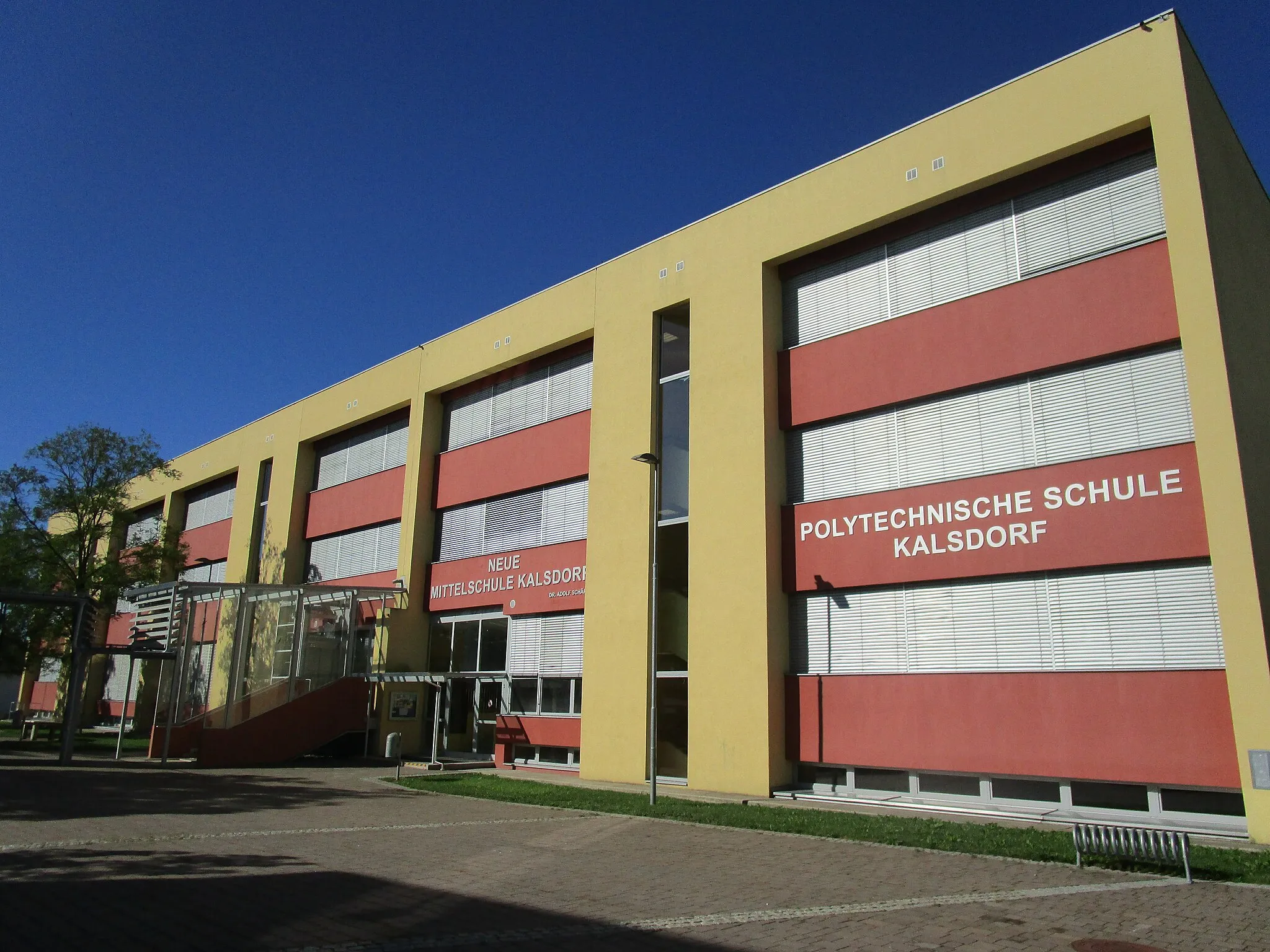 Photo showing: Dr. Adolf-Schärf-Schule (NMS) und Polytechnische Schule Kalsdorf bei Graz