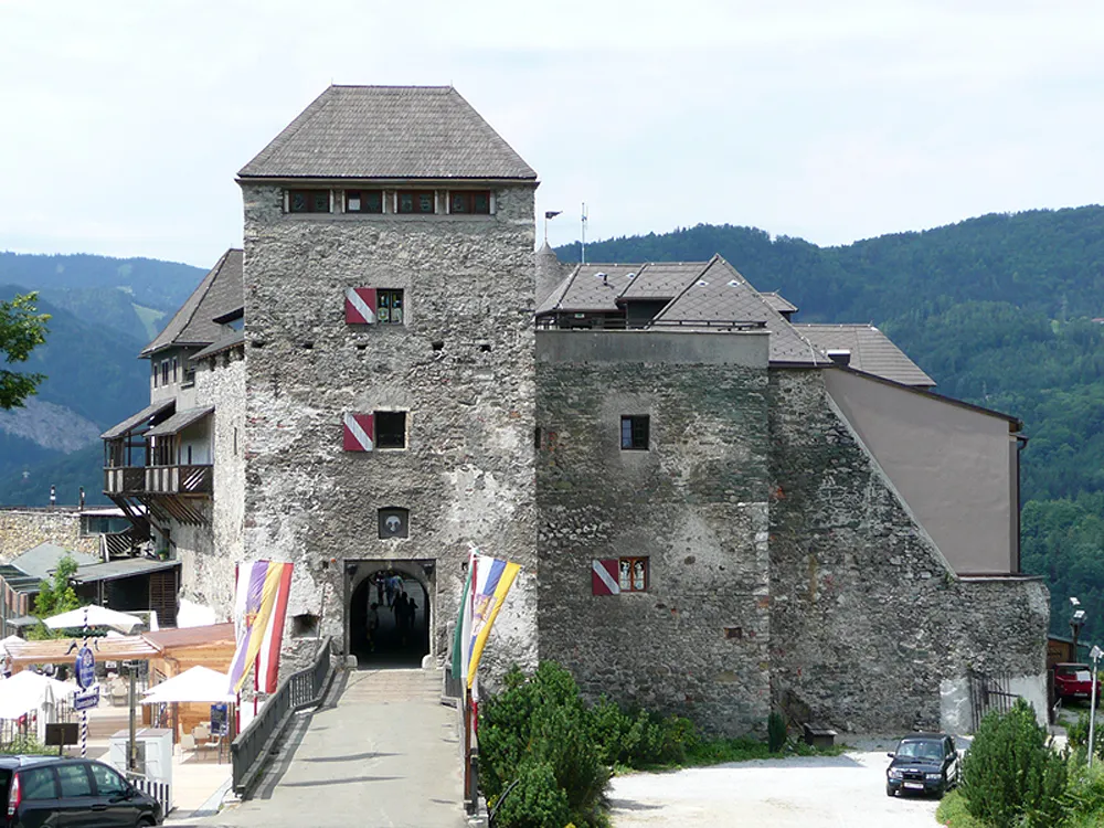 Photo showing: Burg Oberkapfenberg Frontansicht

This media shows the protected monument with the number 36326 in Austria. (Commons, de, Wikidata)