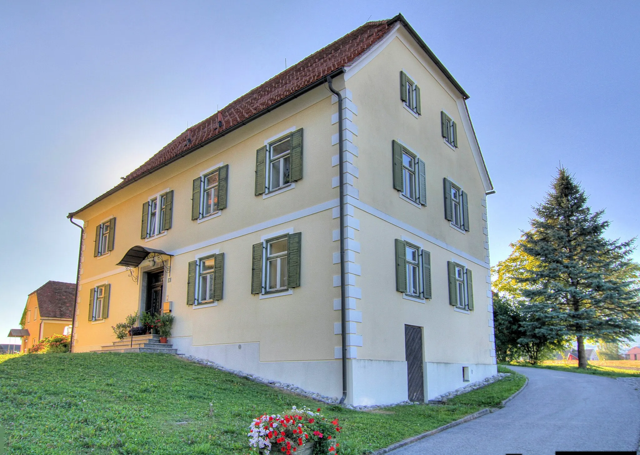 Photo showing: Pfarrhof der Kath. Pfarrkirche hl. Stephan in Kumberg von Südwesten