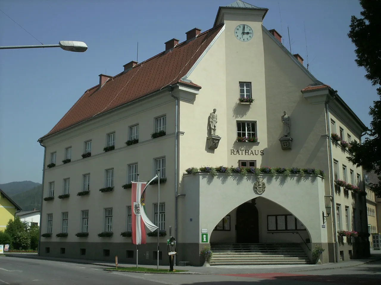 Photo showing: Rathaus/Gemeindeamt in der Wiener Straße 2, Langenwang/Österreich.