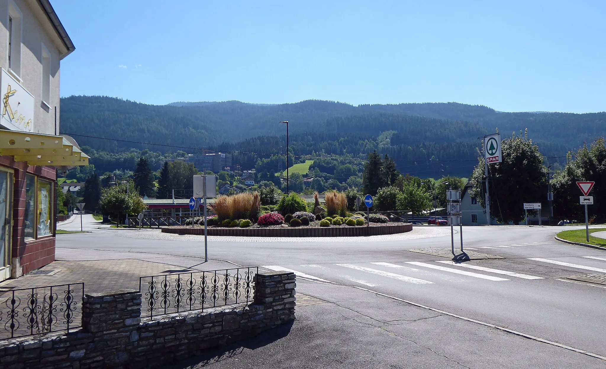 Photo showing: Kreisverkehr der L118 Semmering Begleitstraße mit zwei Gemeindestraßen. Mitterdorf, Gemeinde St. Barbara im Mürztal, Steiermark, Österreich.