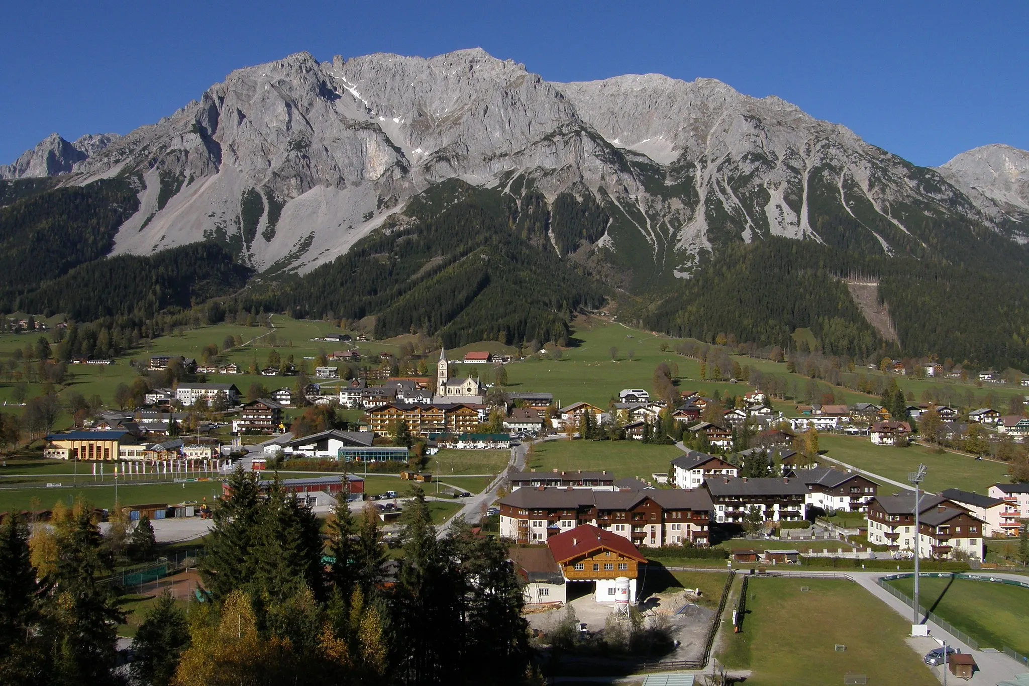 Photo showing: Ramsau am Dachstein, view towards the North to the Dachstein range. The Hoher Dachstein is not visible, because located further to the west.