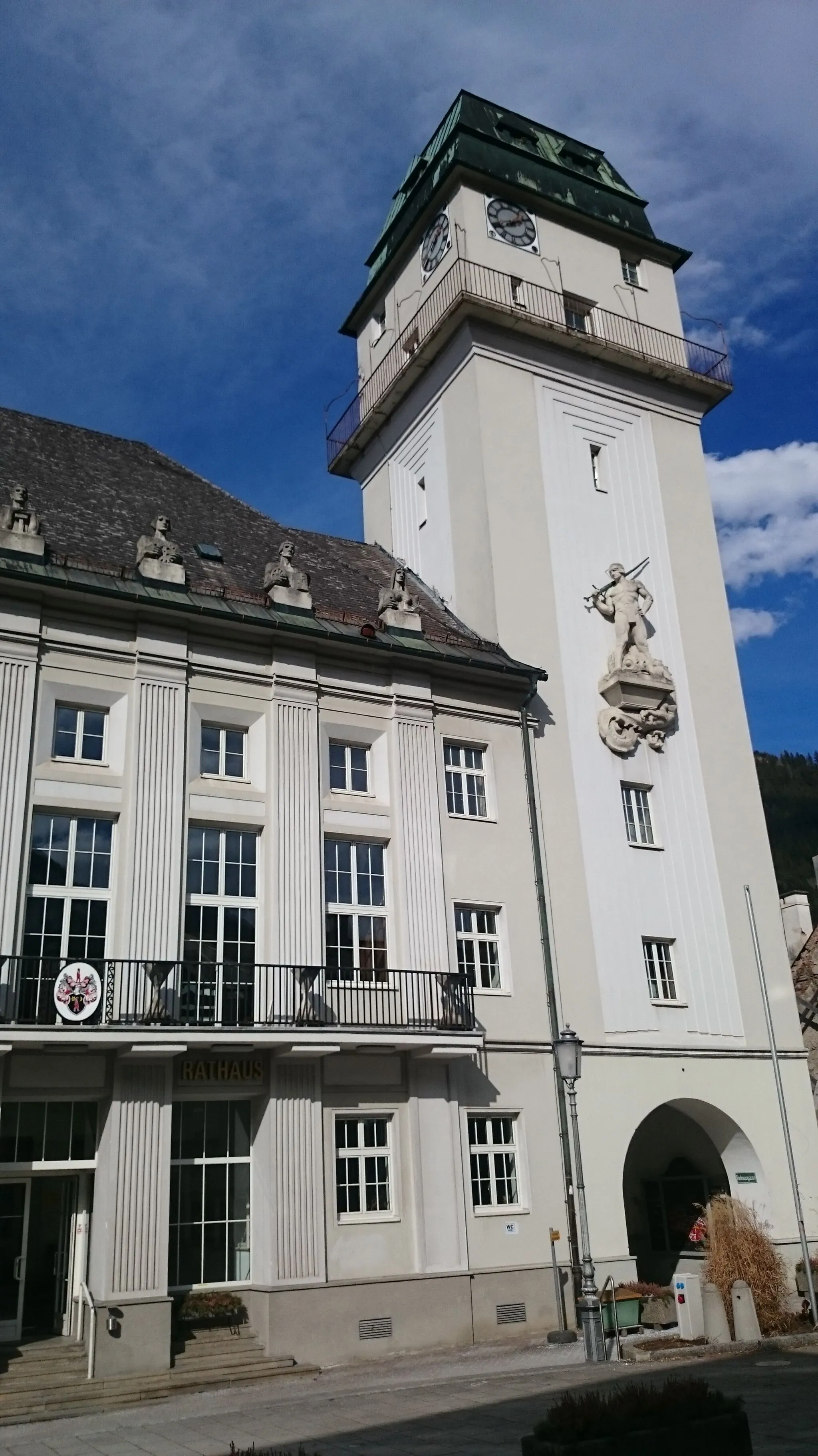 Photo showing: Rottenmann, Rathaus, siehe https://baudenkmaeler.wordpress.com/2013/07/29/rathaus-rottenmann-steiermark/

This media shows the protected monument with the number 97813 in Austria. (Commons, de, Wikidata)