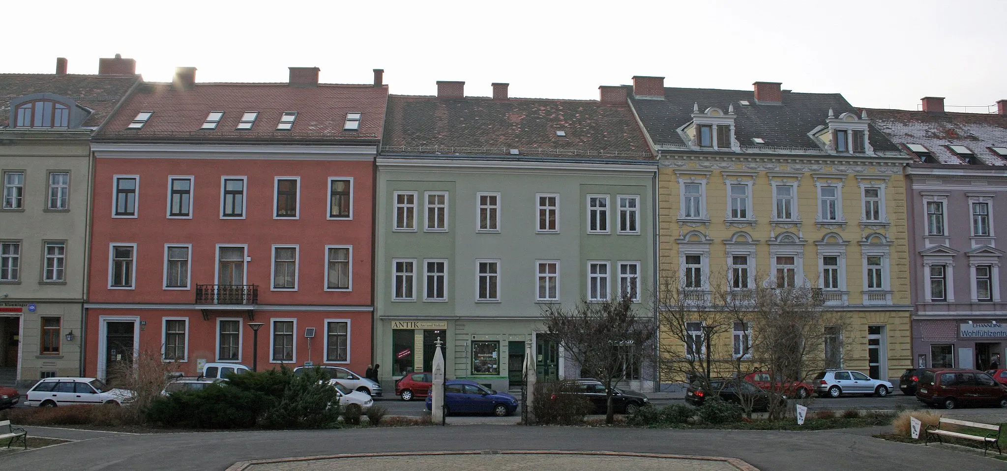 Photo showing: Graz, Austria: Stadtviertel St.Leonard, Häuserzeile vor der Herz-Jesu-Kirche