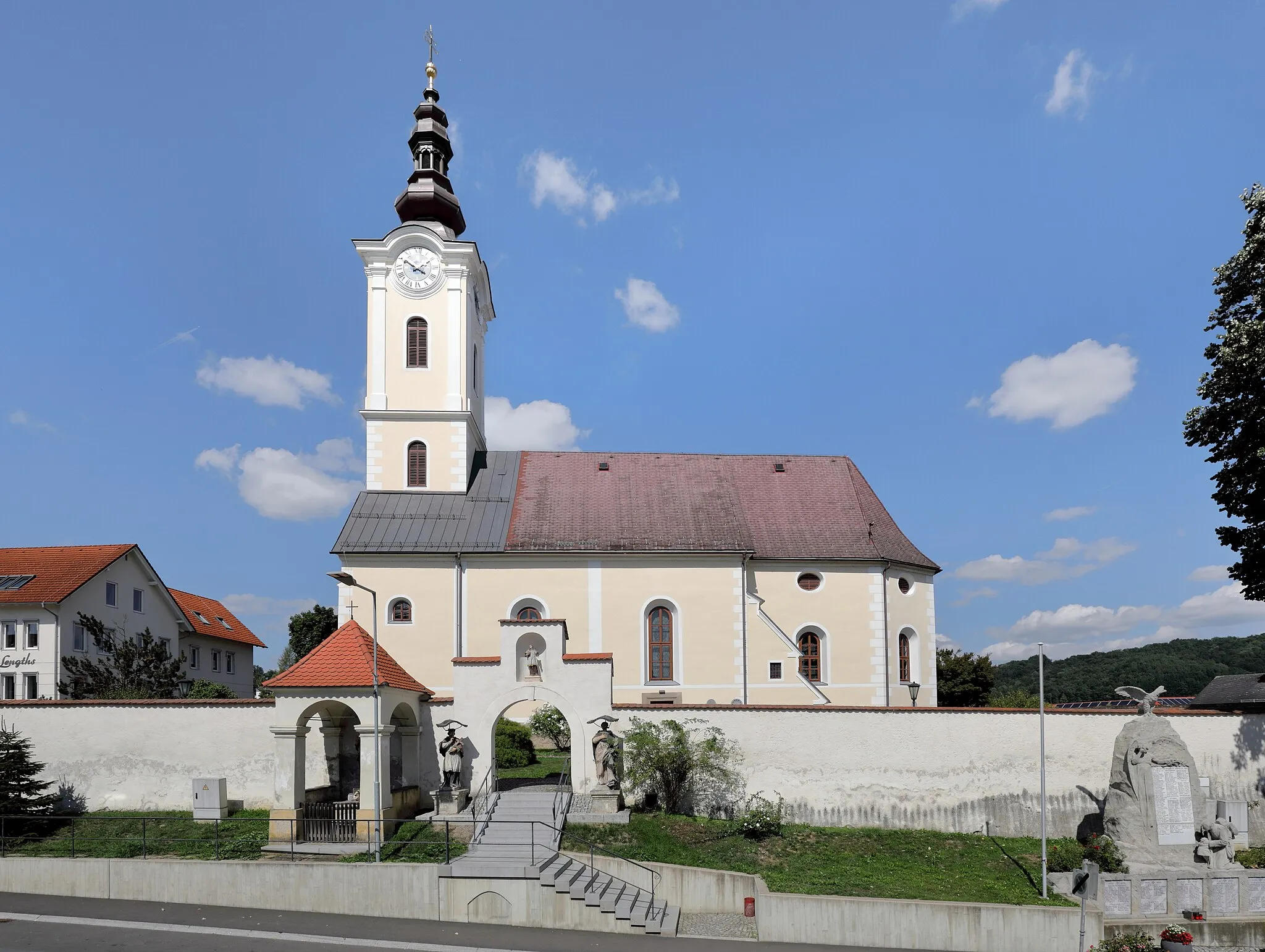 Photo showing: South view of the parish church in St. Stefan im Rosental, Austria.