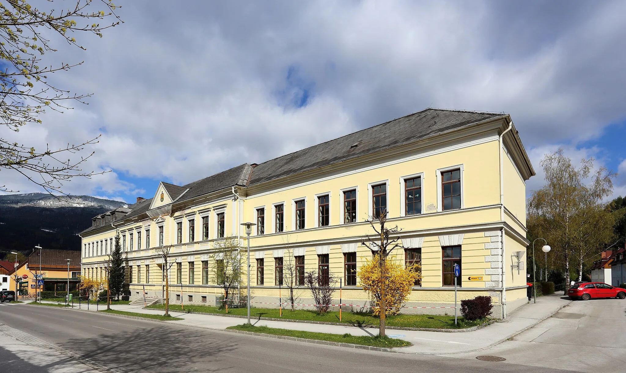 Photo showing: Denkmalgeschützte Volksschule in der steiermärkischen Stadt Trieben.