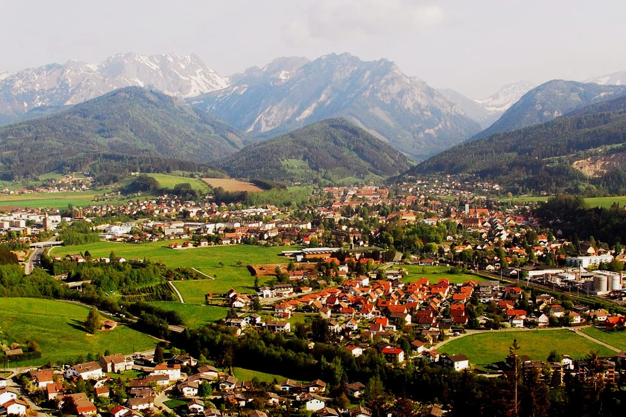 Photo showing: Teilansicht von Trofaiach - im Hintergrund die Eisenerzer Alpen -- links hinten Eisenerzer Reichenstein, davon rechts Vordernberger Mauer