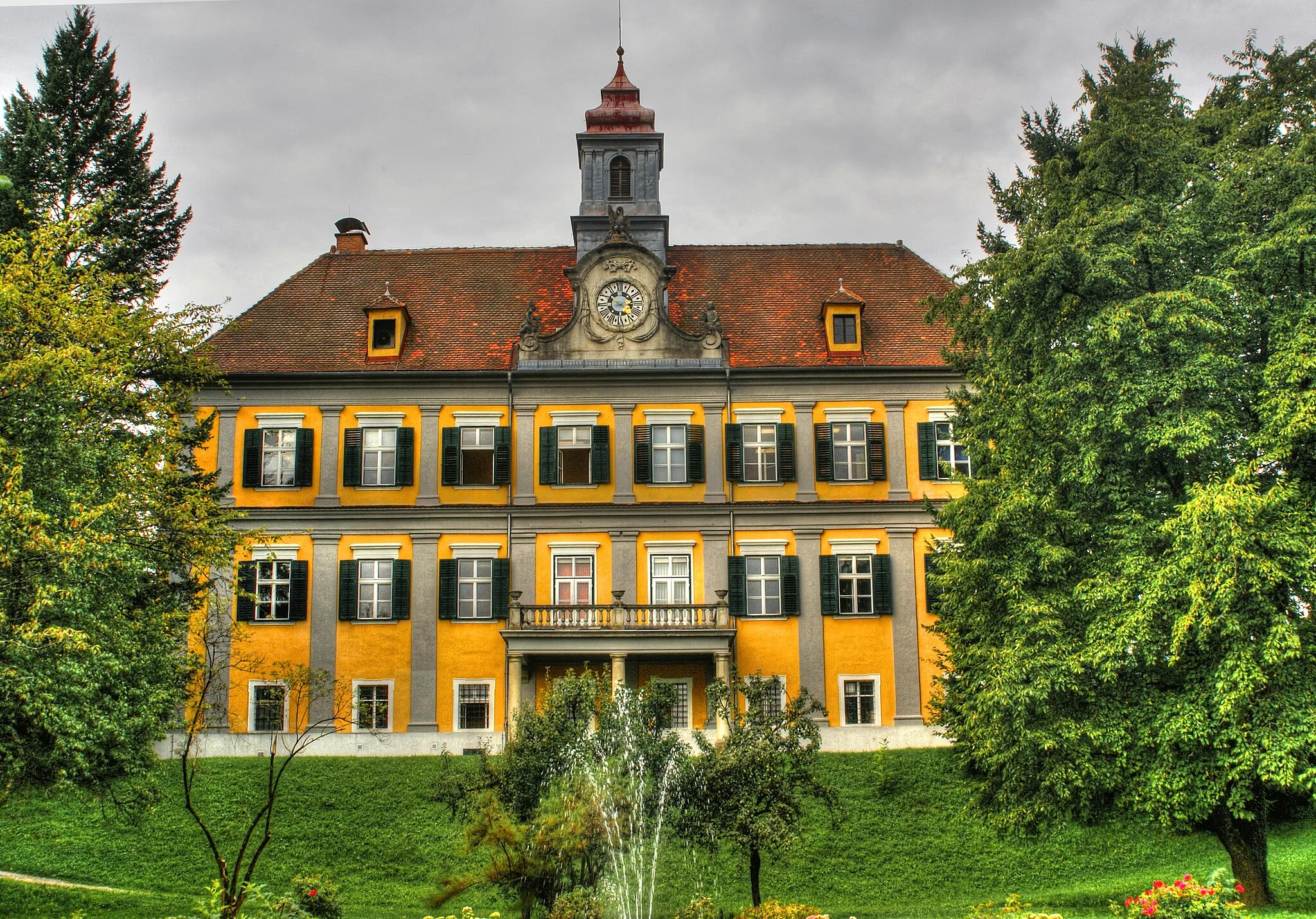 Photo showing: Das Schloss Premstätten befindet sich in der Martgemeinde Unterpremstätten, südlich von Graz in der Steiermark. Erstmals wurde das Schloss 1164 urkundlich erwähnt und zwar als Stammsitz derer von Premstätten. Spätere Besitzer waren Hans von Ketzer, die Familie Saurau, die Familie Goëss und die Gräfin Hermine von Normann-Ehrenfeld.
Nach dem zweiten Weltkrieg diente es englischen Soldaten als Unterkunft, die die Schlossanlage innen wie aussen stark ruinierten.

Seit 1982 befindet sich im Schloss die Verwaltung und das Management der Halbleiterfirma Austria Microsystem. Die riesige Produktionshalle mit dem Reinstraum befindet sich hinter dem Schloss auf dem ehemaligen Schlossgelände.