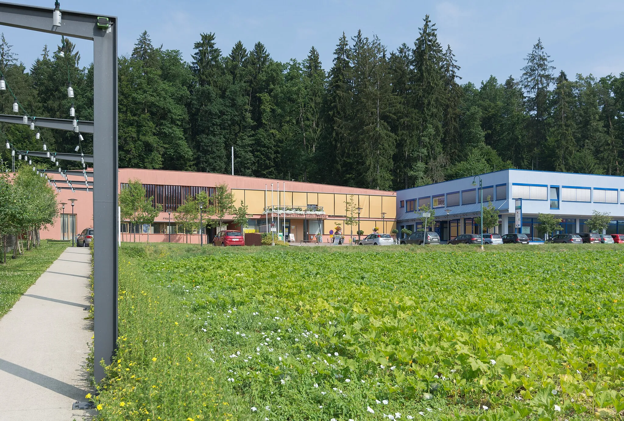 Photo showing: The community center (town hall) was opened in 2007.