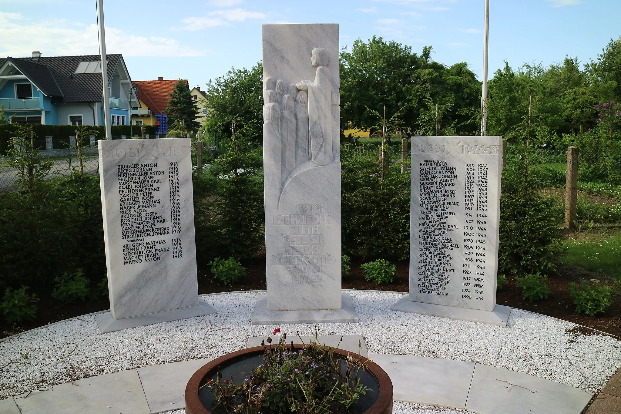 Photo showing: Kriegerdenkmal von Alfred Schlosser am Kirchplatz in Werndorf (Steiermark)