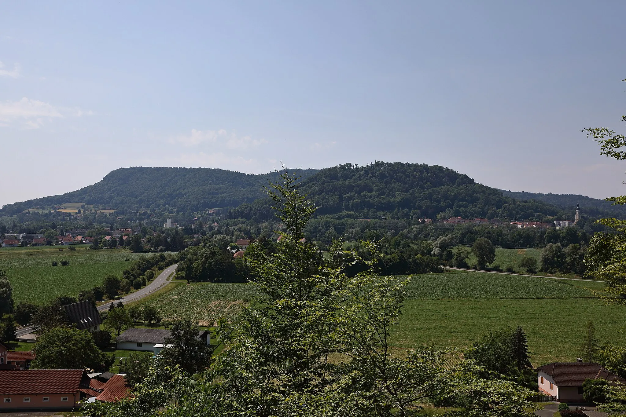 Photo showing: Der Wildoner Berg, rechts die Ortschaft Wildon. Steiermark, Österreich