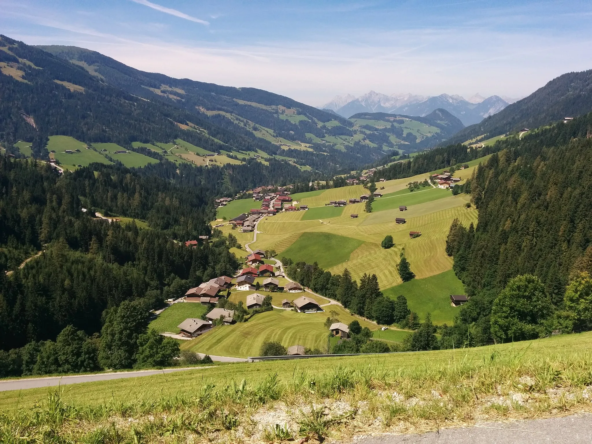 Photo showing: aufgenommen am Talschluss des Alpbachtals mit Blickrichtung talauswärts. im Hintergrund rechts ist der Reither Kogel zu sehen