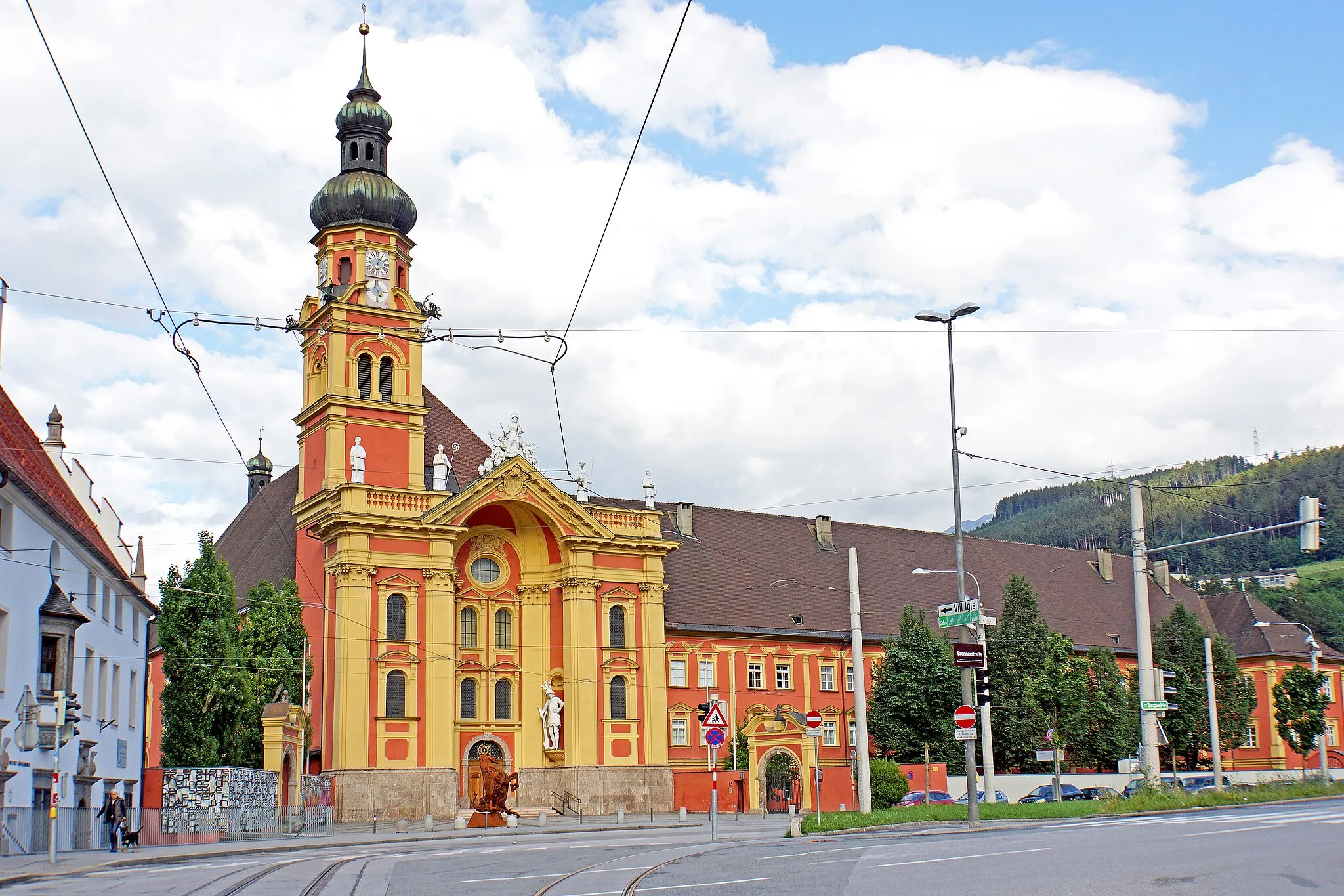 Photo showing: Wilten Abbey consists of the Collegiate Church and the monastery. The first monastery on this site came about in 878AD. The legend is that a fight broke out between two giants, the local Tyrsus and a Germanic immigrant, Haymon. Haymon caused the death of Tyrsus and as atonement he is said to have built the monastery in Wilten.