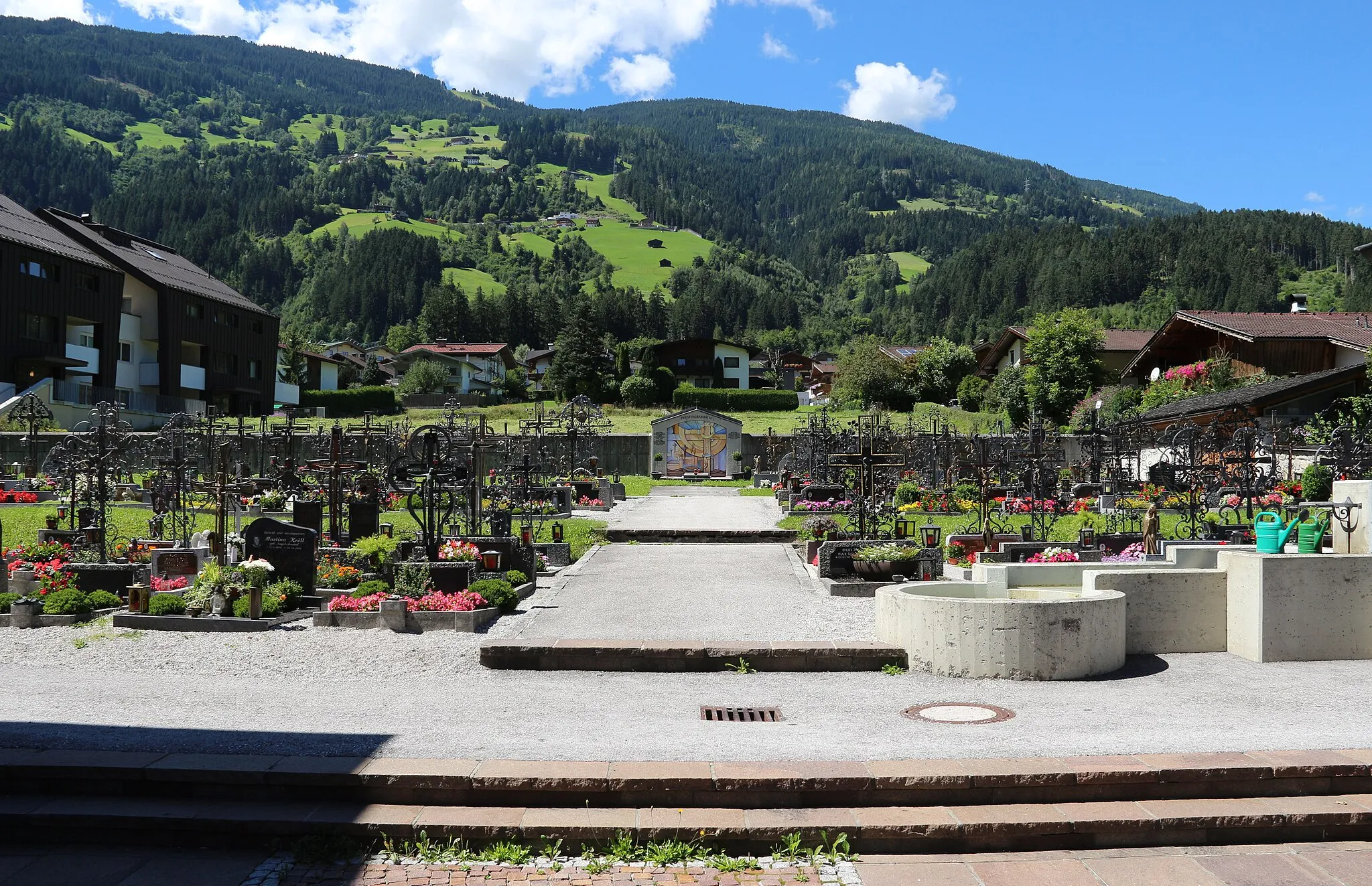 Photo showing: Friedhof nebst der kath. Pfarrkirche in Aschau im Zillertal, Tirol.