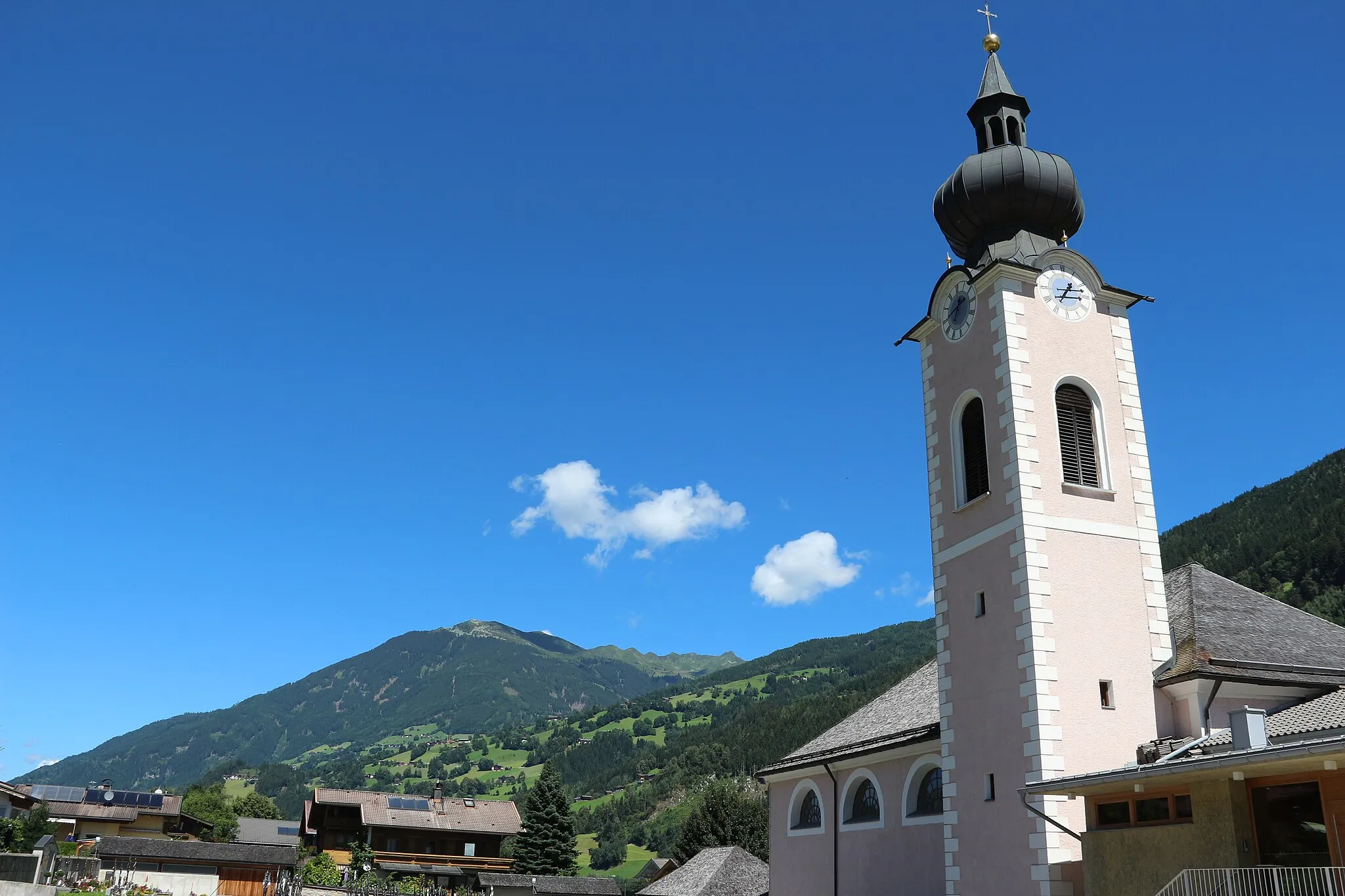 Photo showing: Kath. Pfarrkirche Maria zum Siege in Aschau im Zillertal, Tirol. Links der Hamberg von Südwesten aus gesehen.